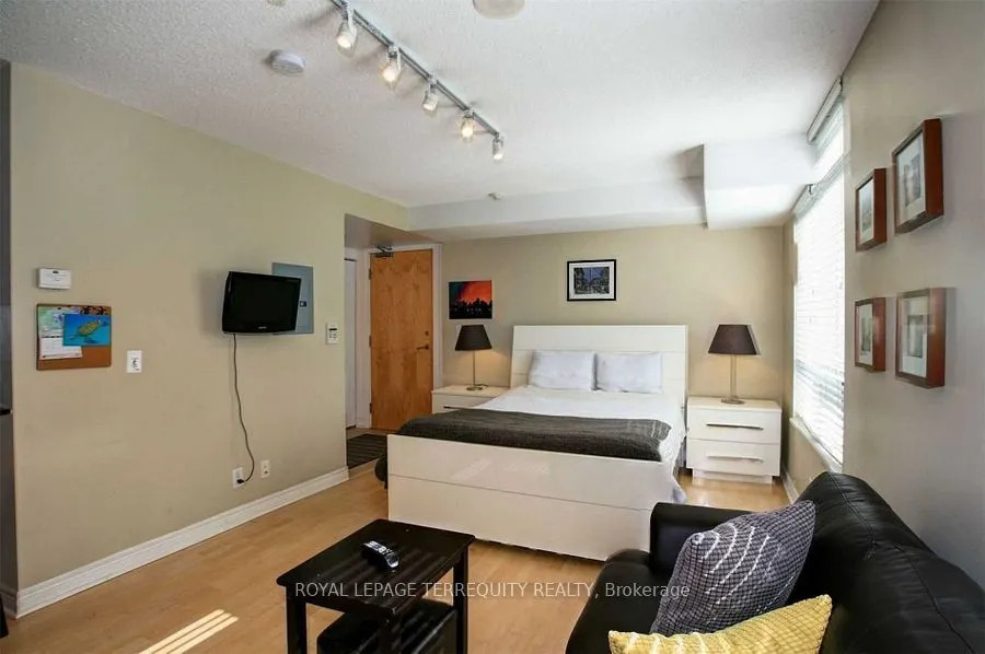 212 Eglinton Avenue E, #404