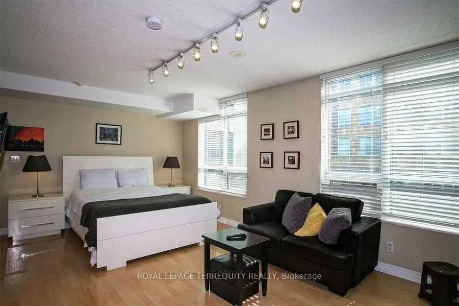 212 Eglinton Avenue E, #404