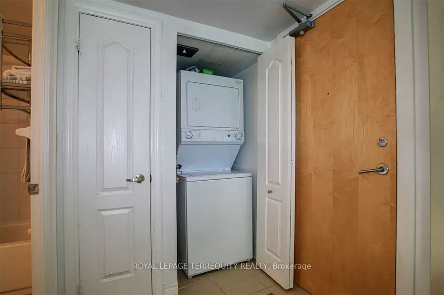 212 Eglinton Avenue E, #404