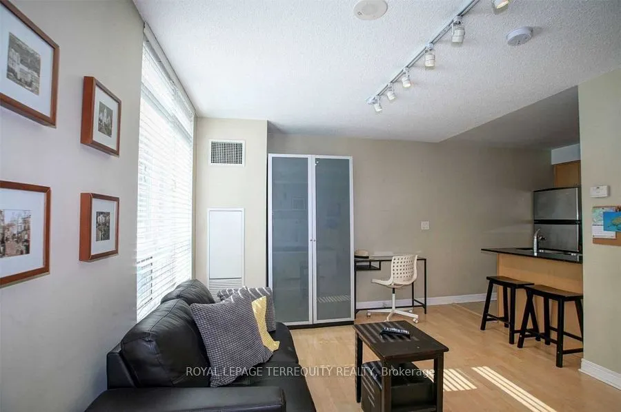 212 Eglinton Avenue E, #404