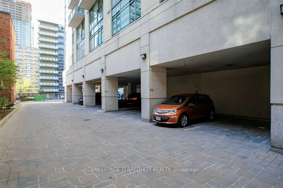 212 Eglinton Avenue E, #404