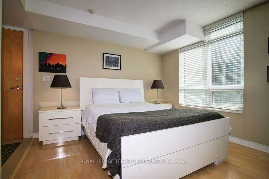 212 Eglinton Avenue E, #404