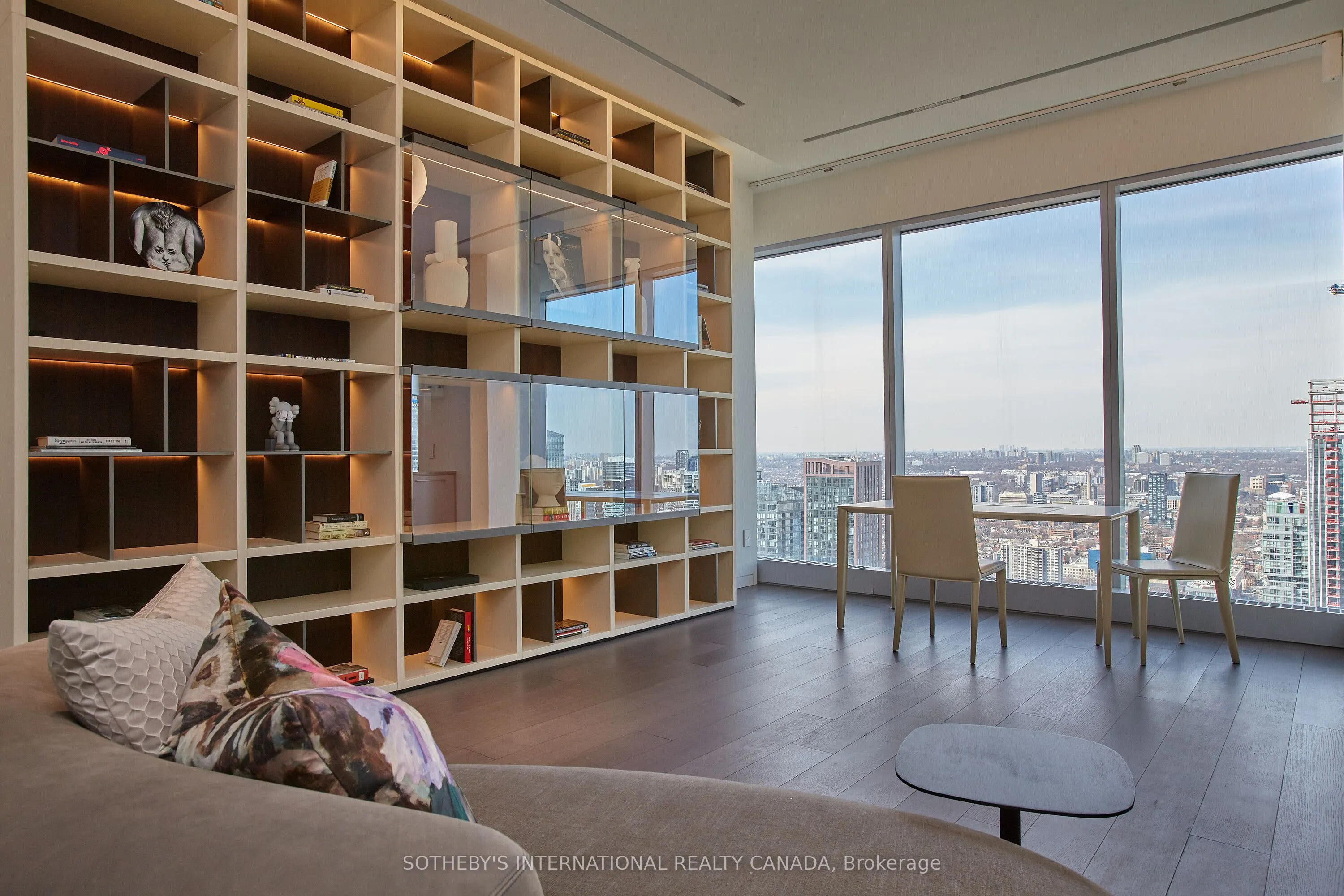 183 Wellington Street W
