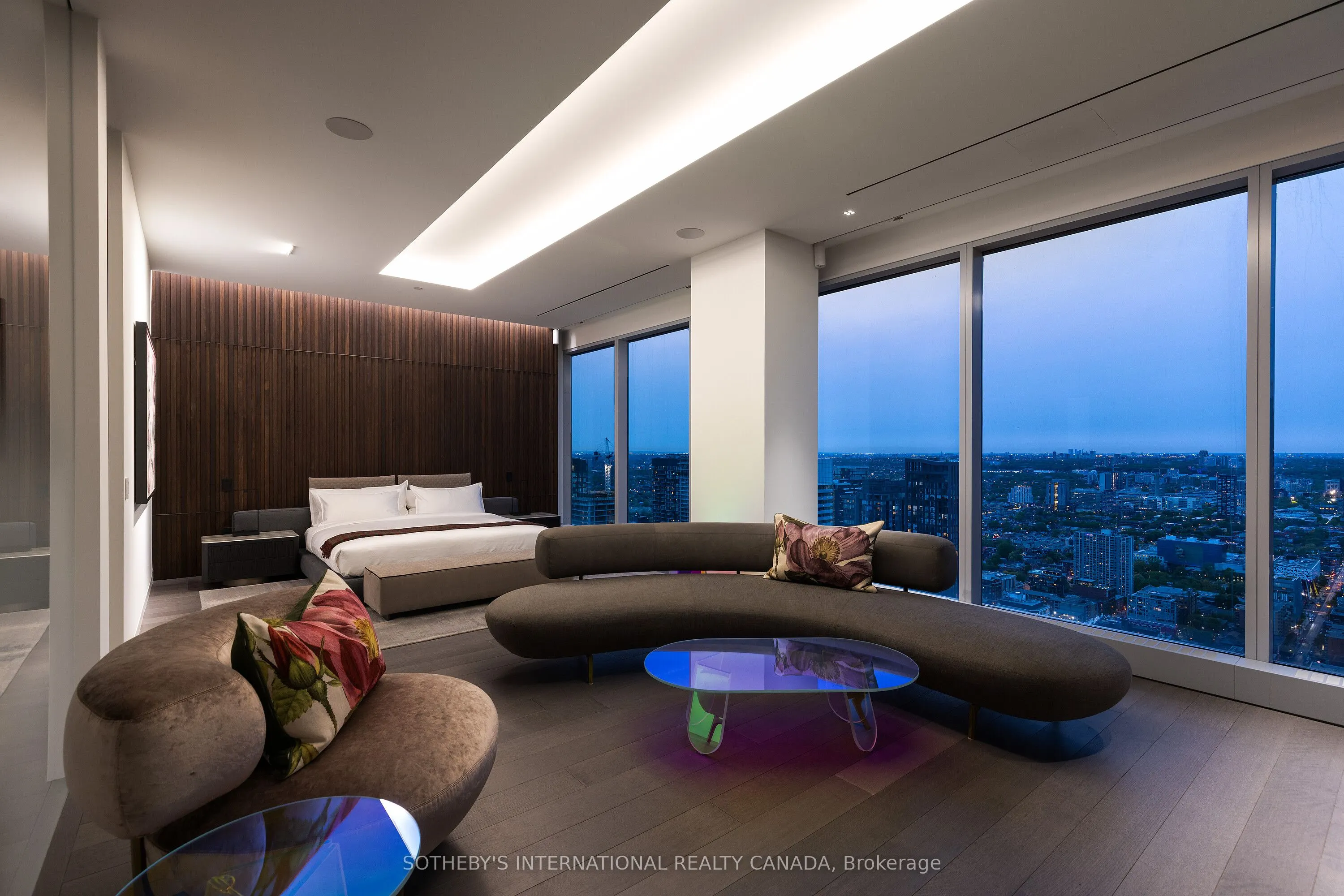 183 Wellington Street W