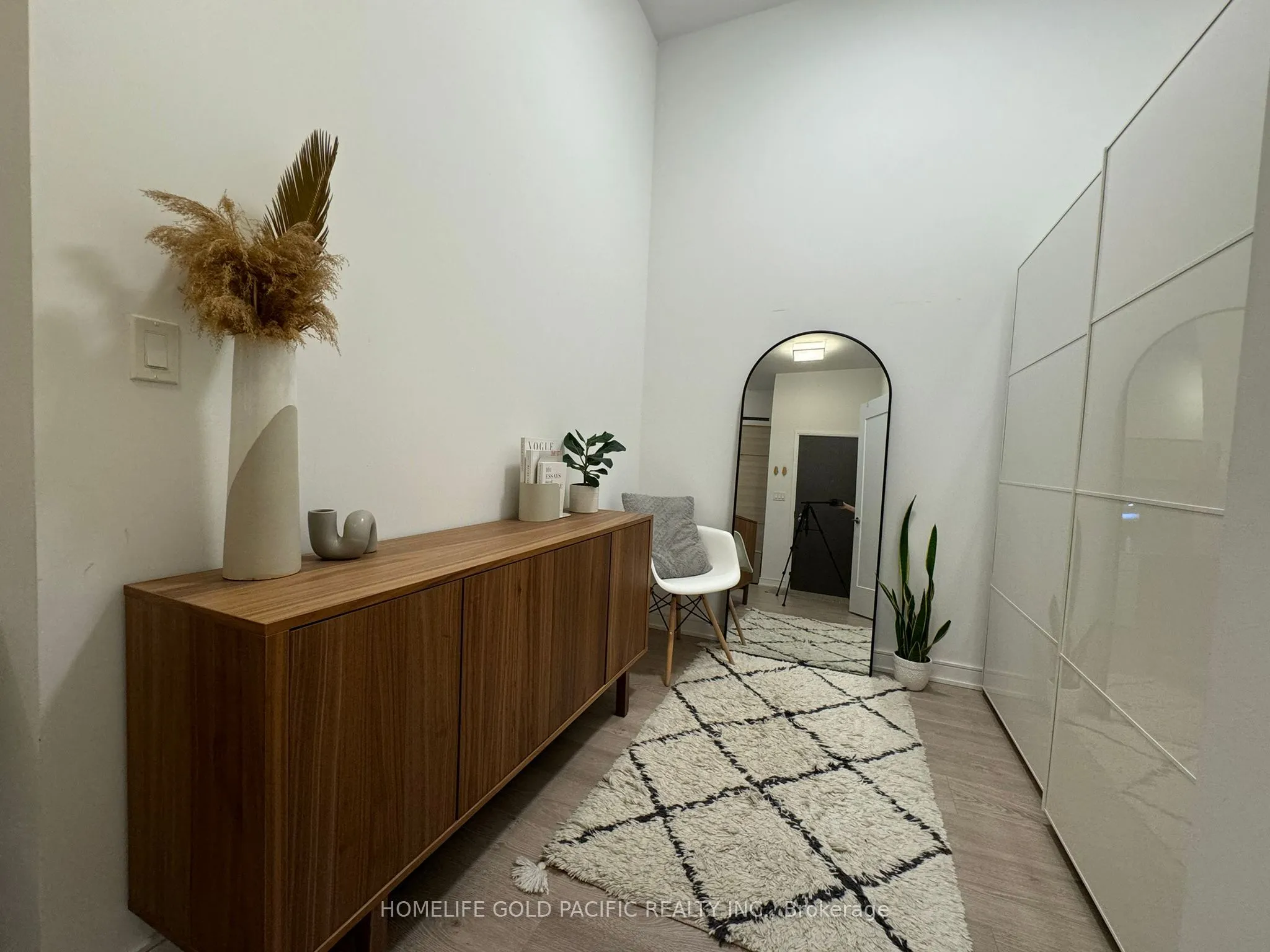 88 Scott Street, #205