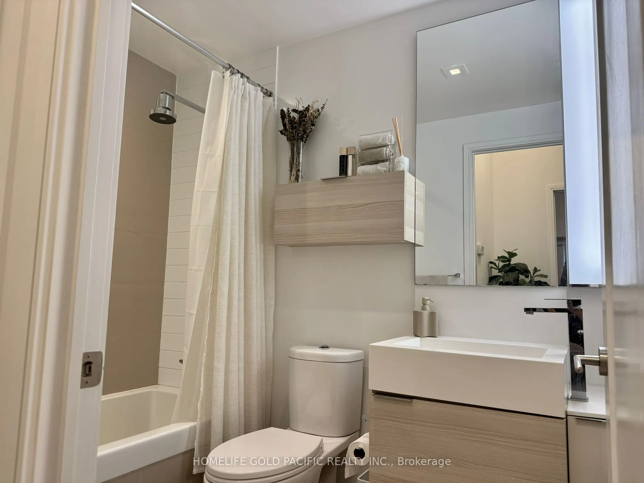 88 Scott Street, #205