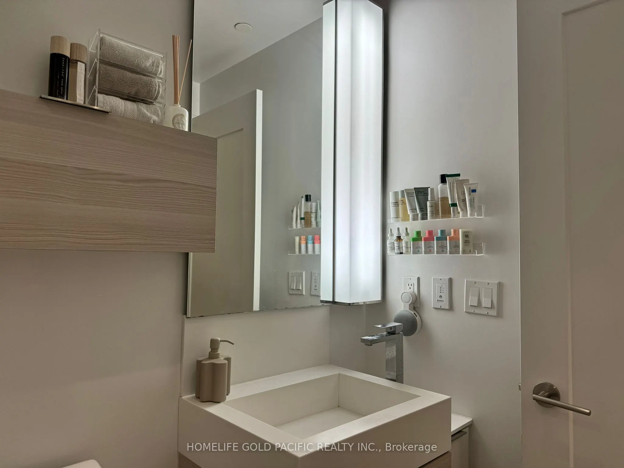 88 Scott Street, #205