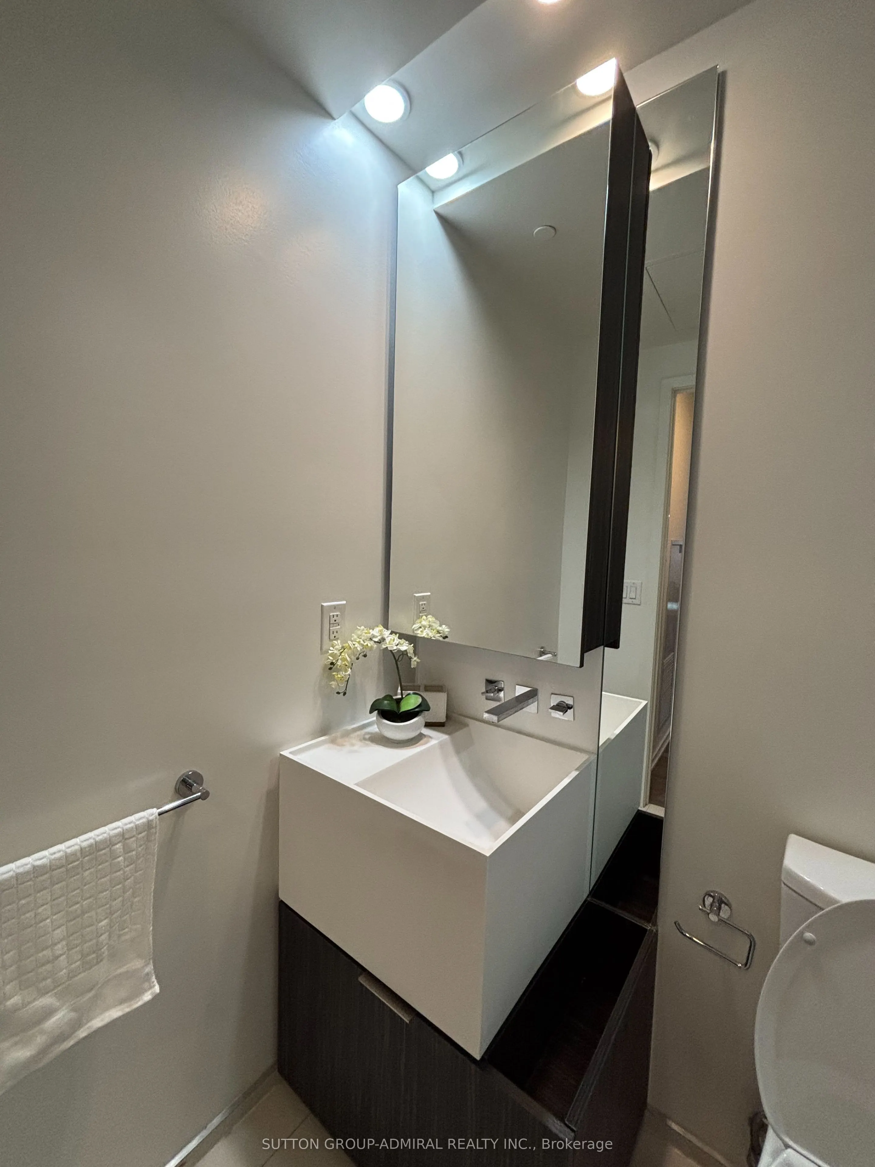 1 Bloor Street E, #1012