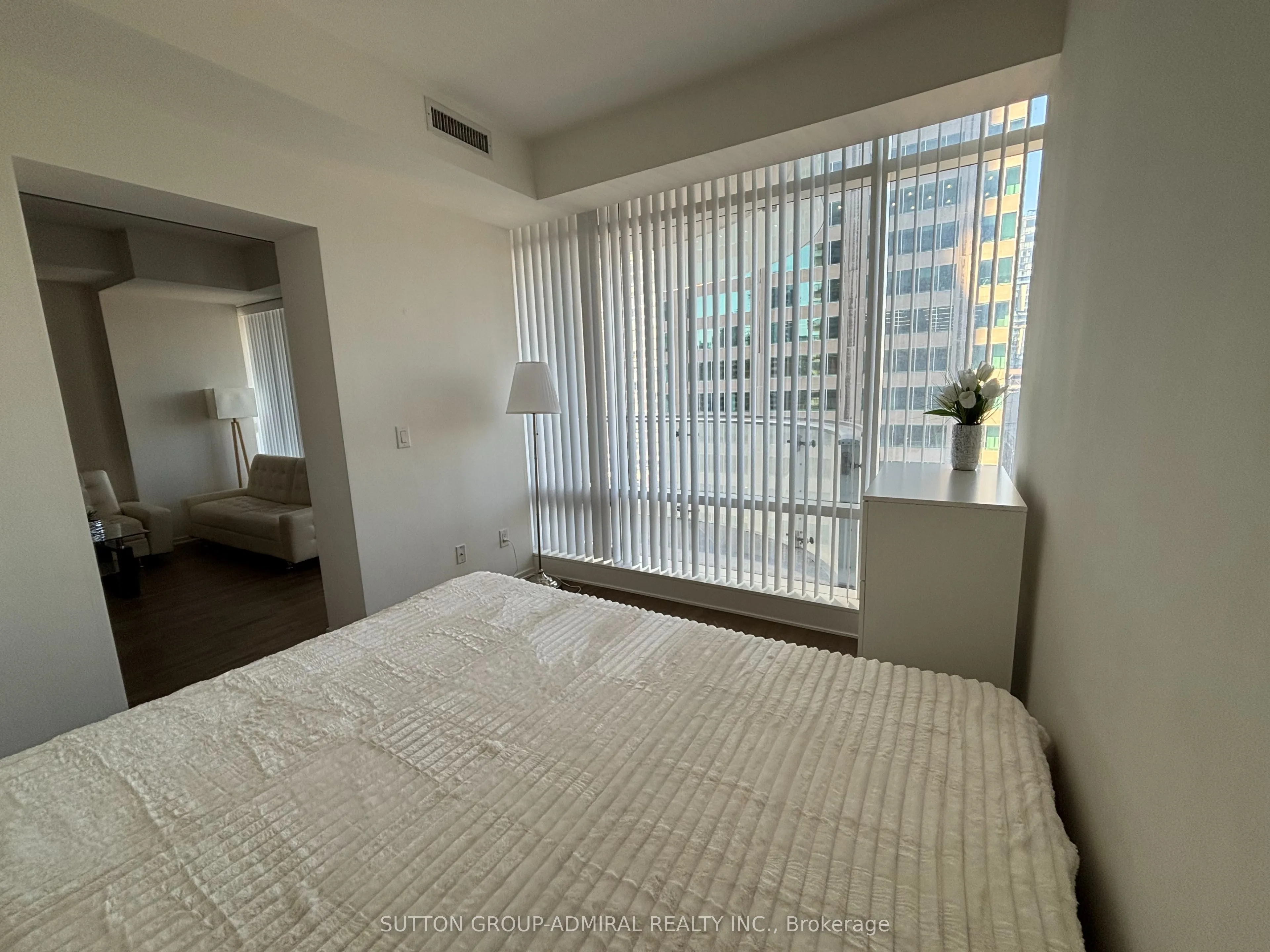 1 Bloor Street E, #1012