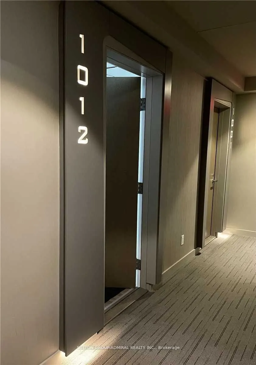 1 Bloor Street E, #1012