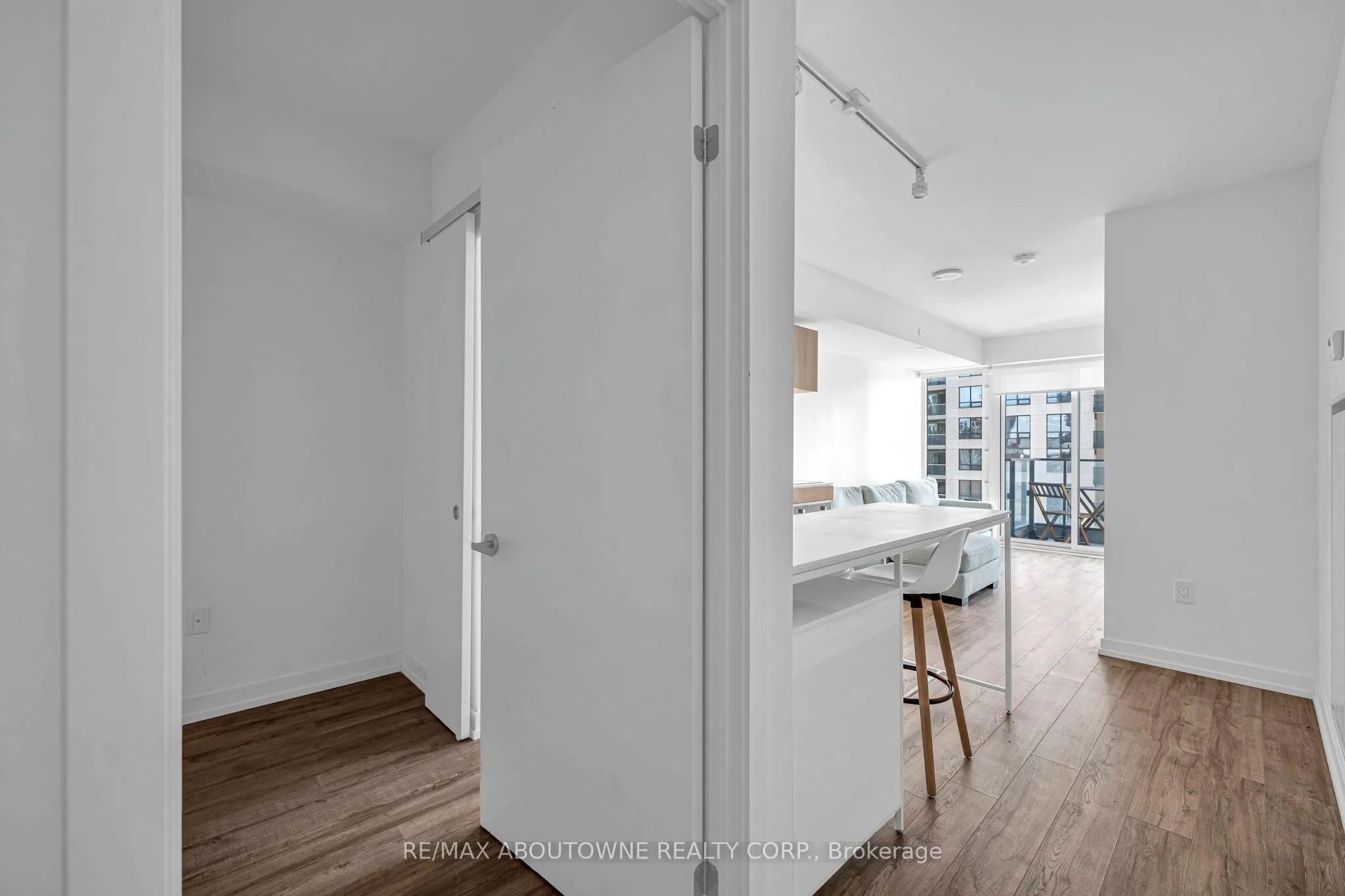 77 Shuter Street, #1516