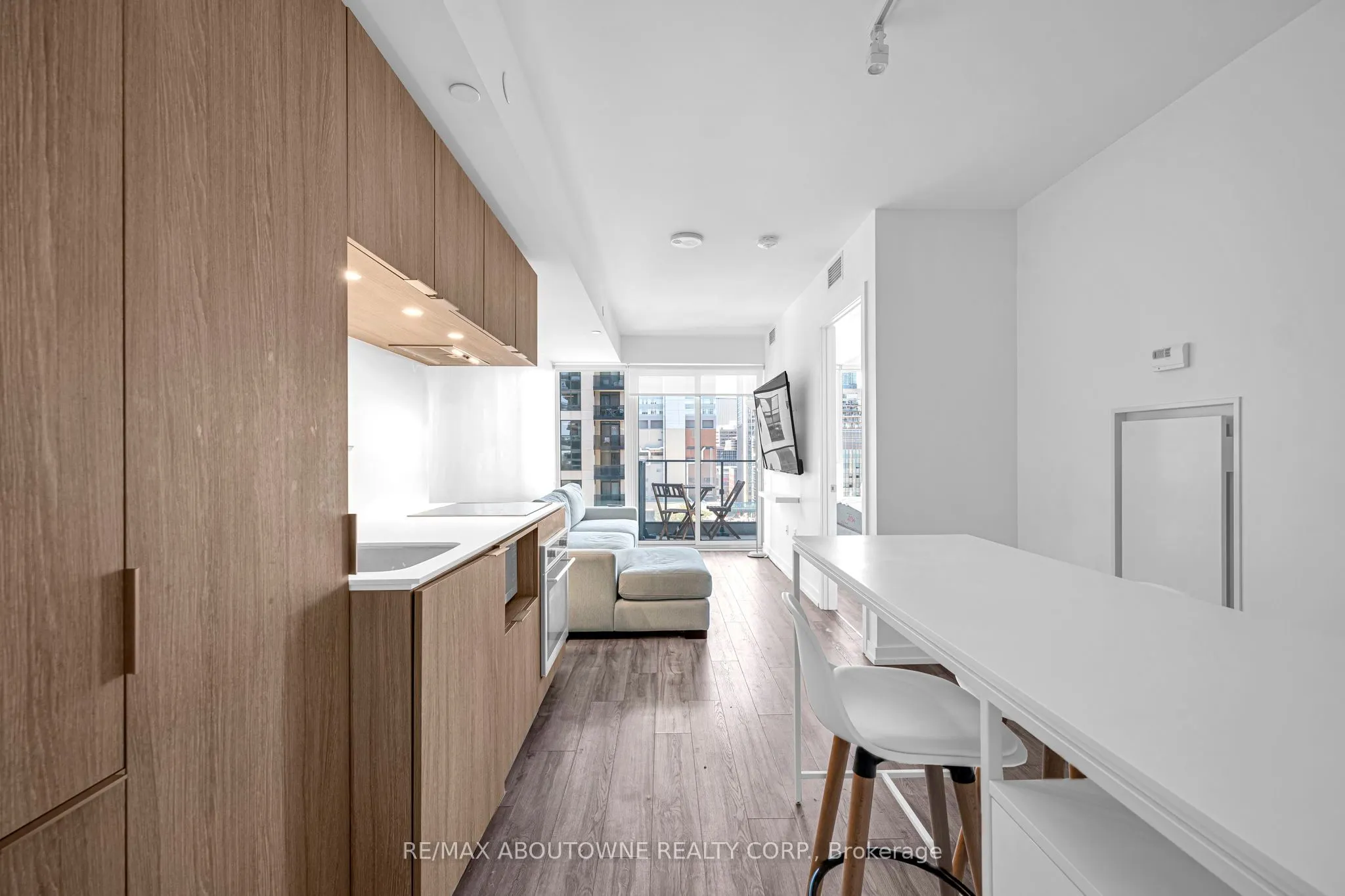 77 Shuter Street, #1516