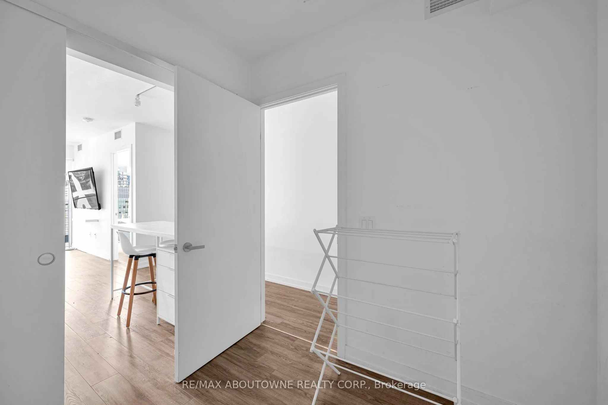 77 Shuter Street, #1516