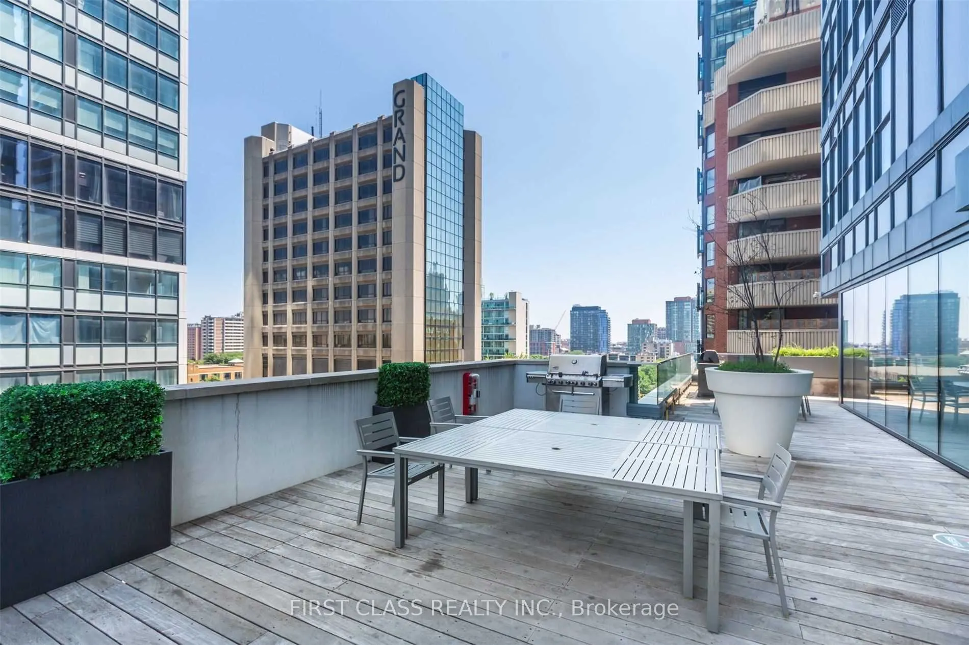 159 Dundas Street E