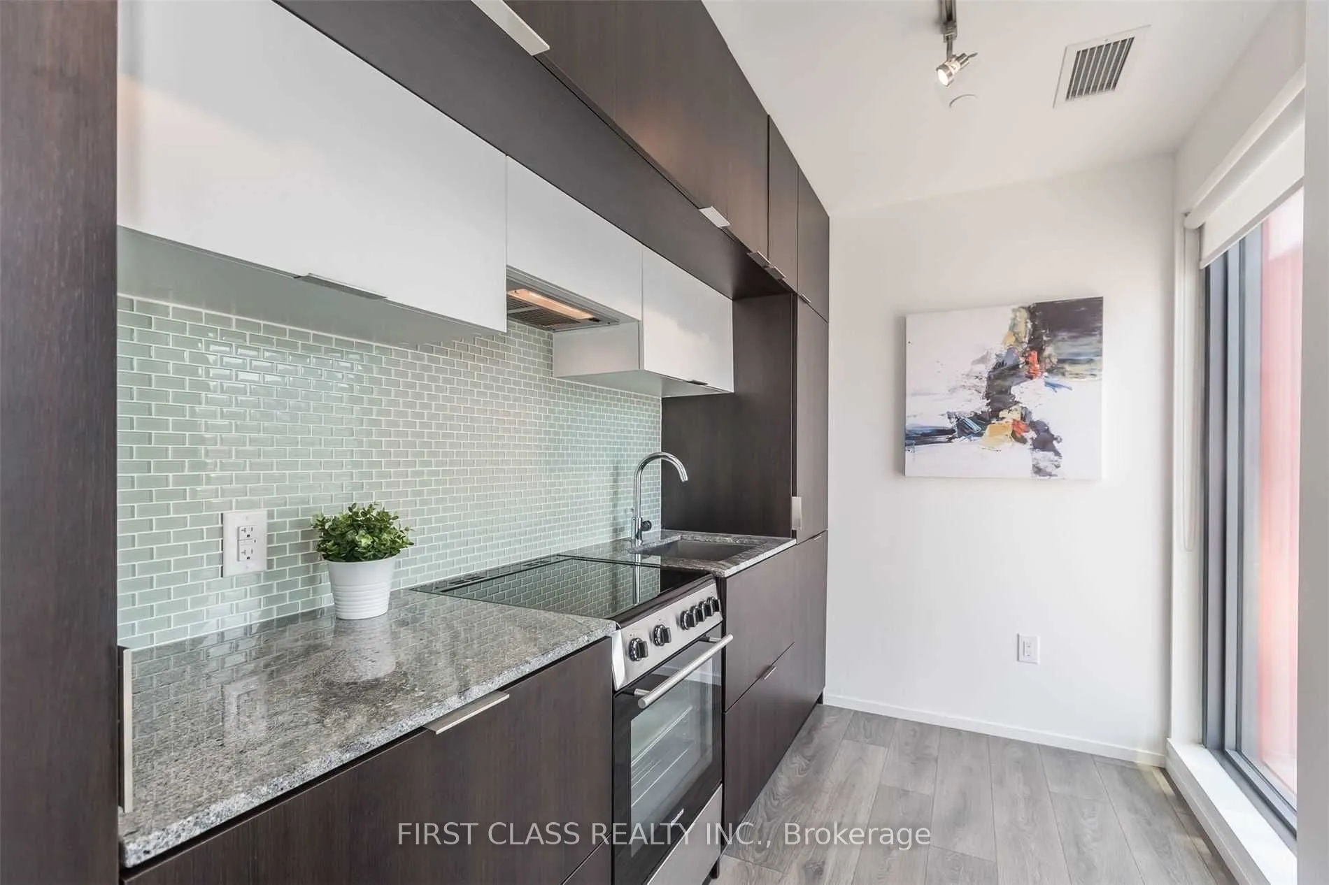159 Dundas Street E
