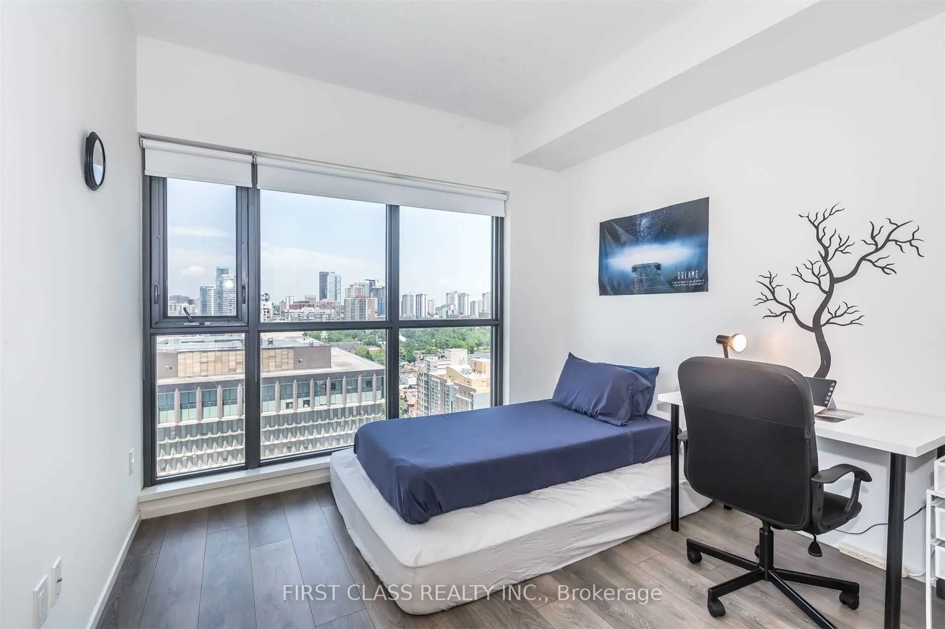 159 Dundas Street E