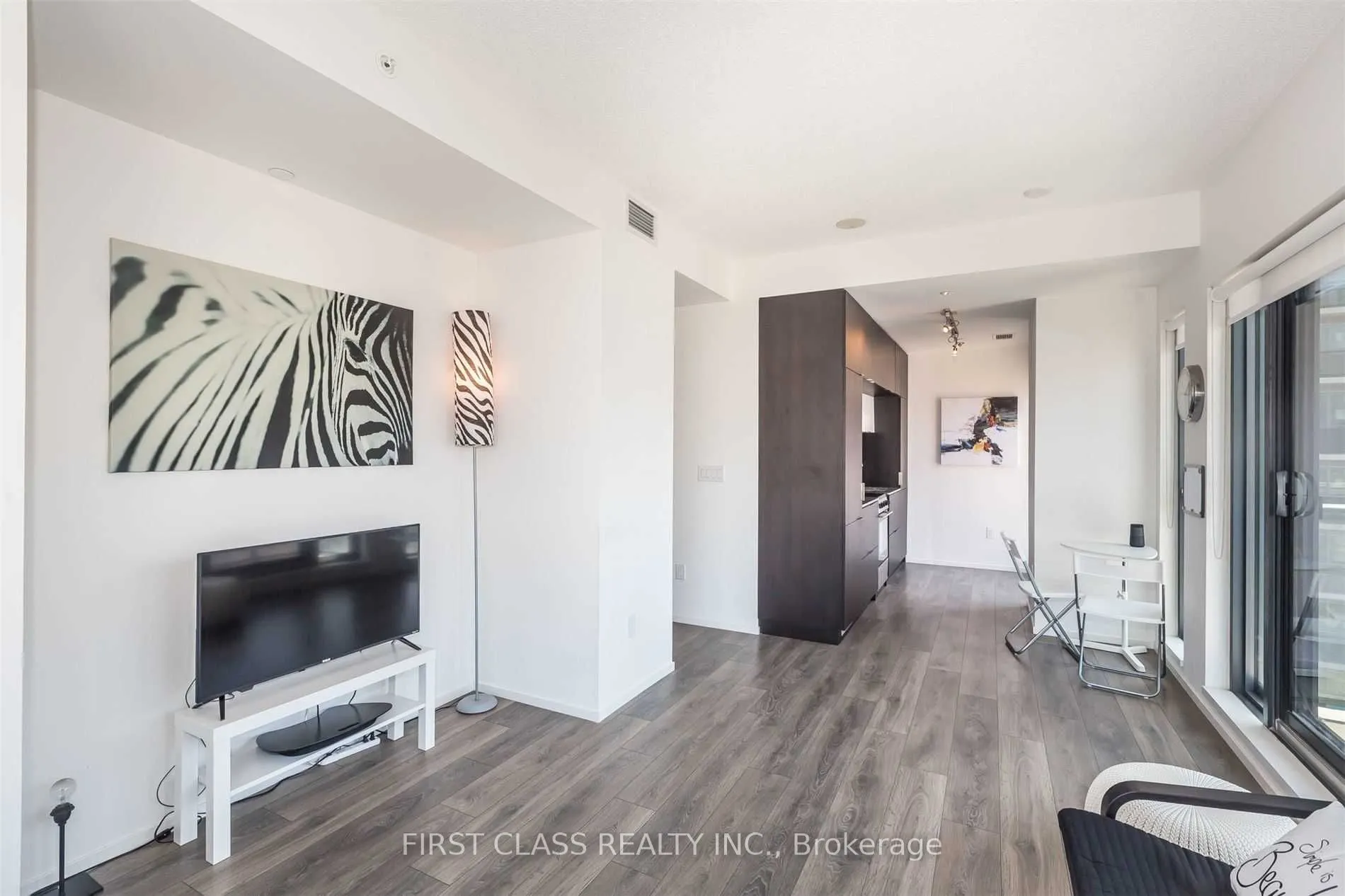 159 Dundas Street E
