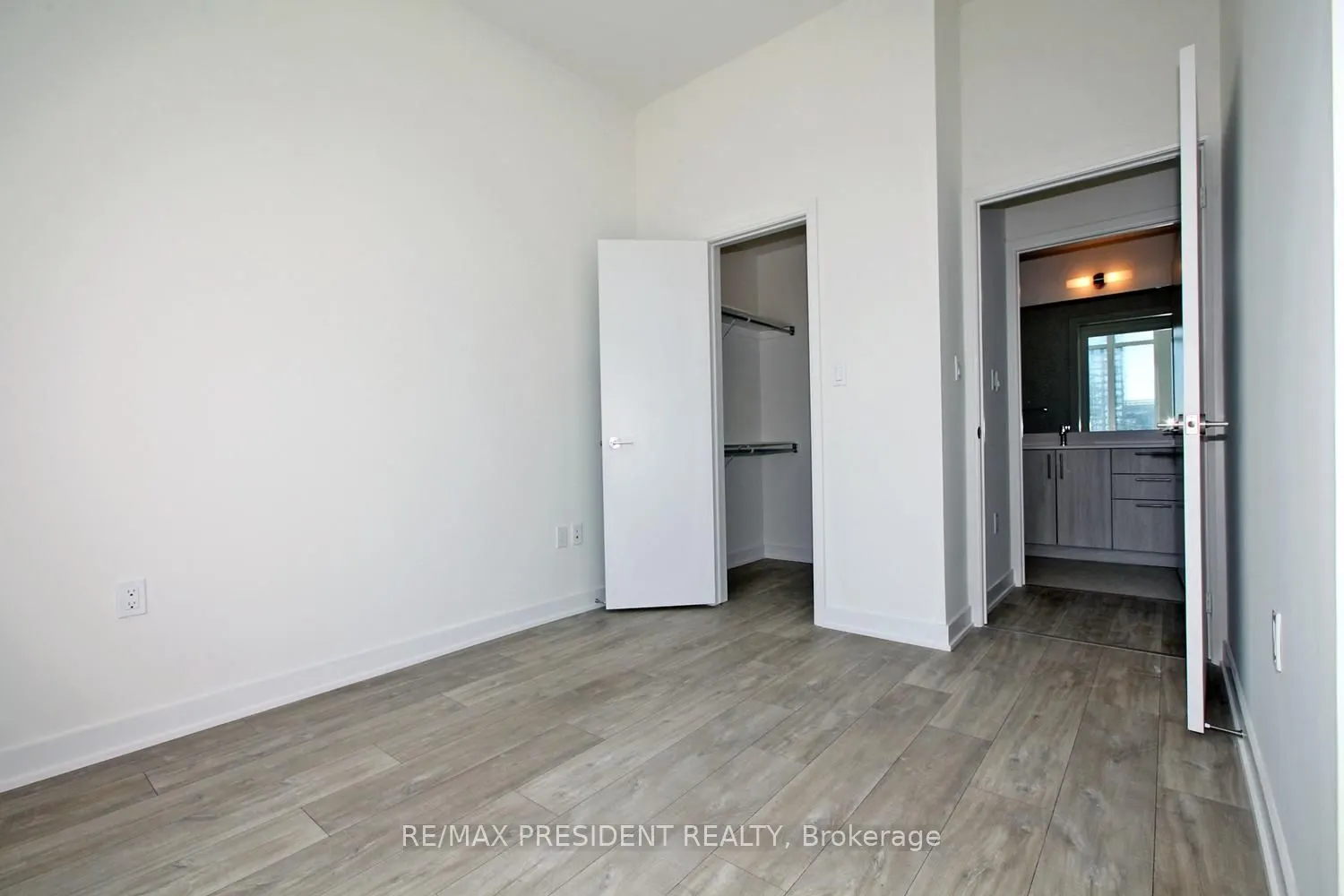 27 Bathrust Street, #404W