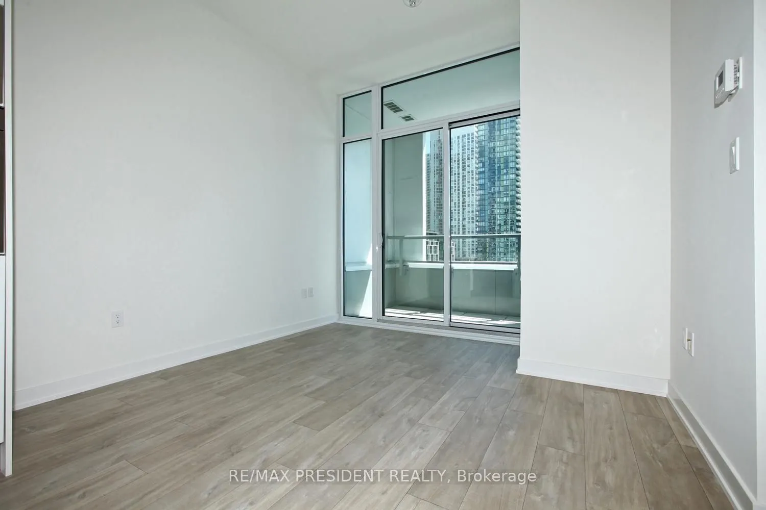27 Bathrust Street, #404W