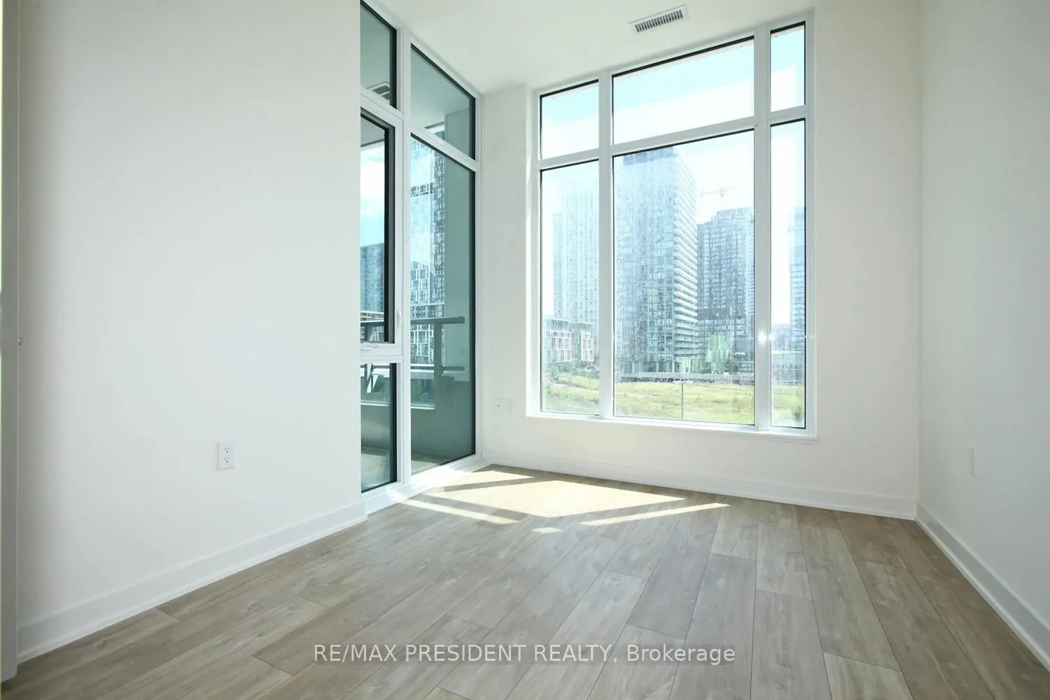 27 Bathrust Street, #404W