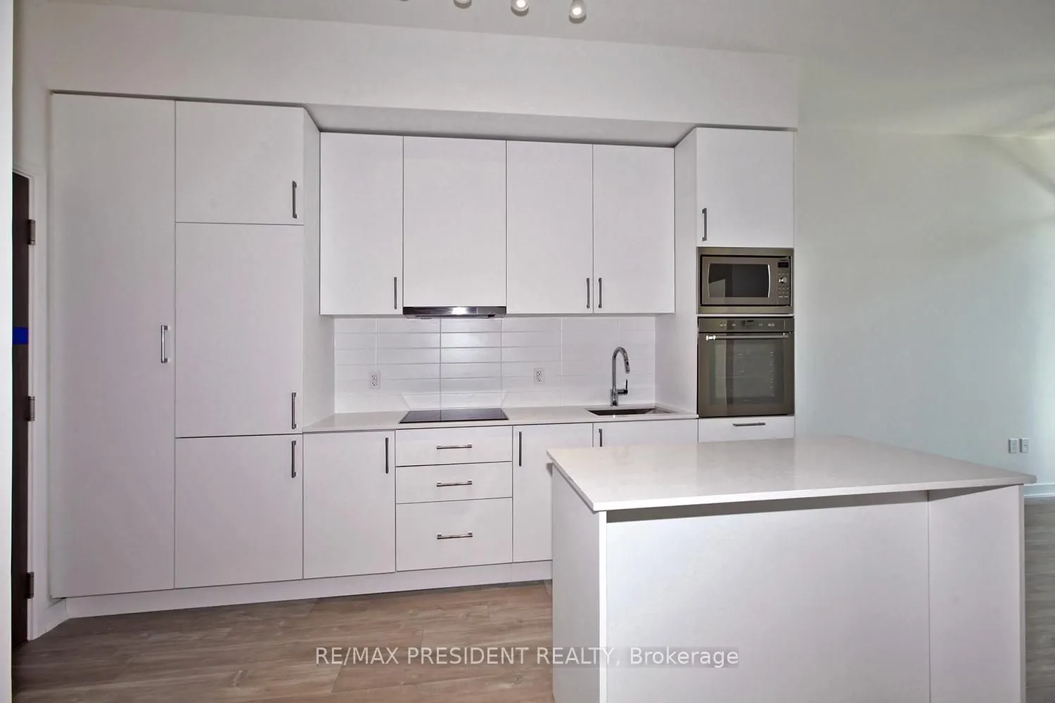 27 Bathrust Street, #404W