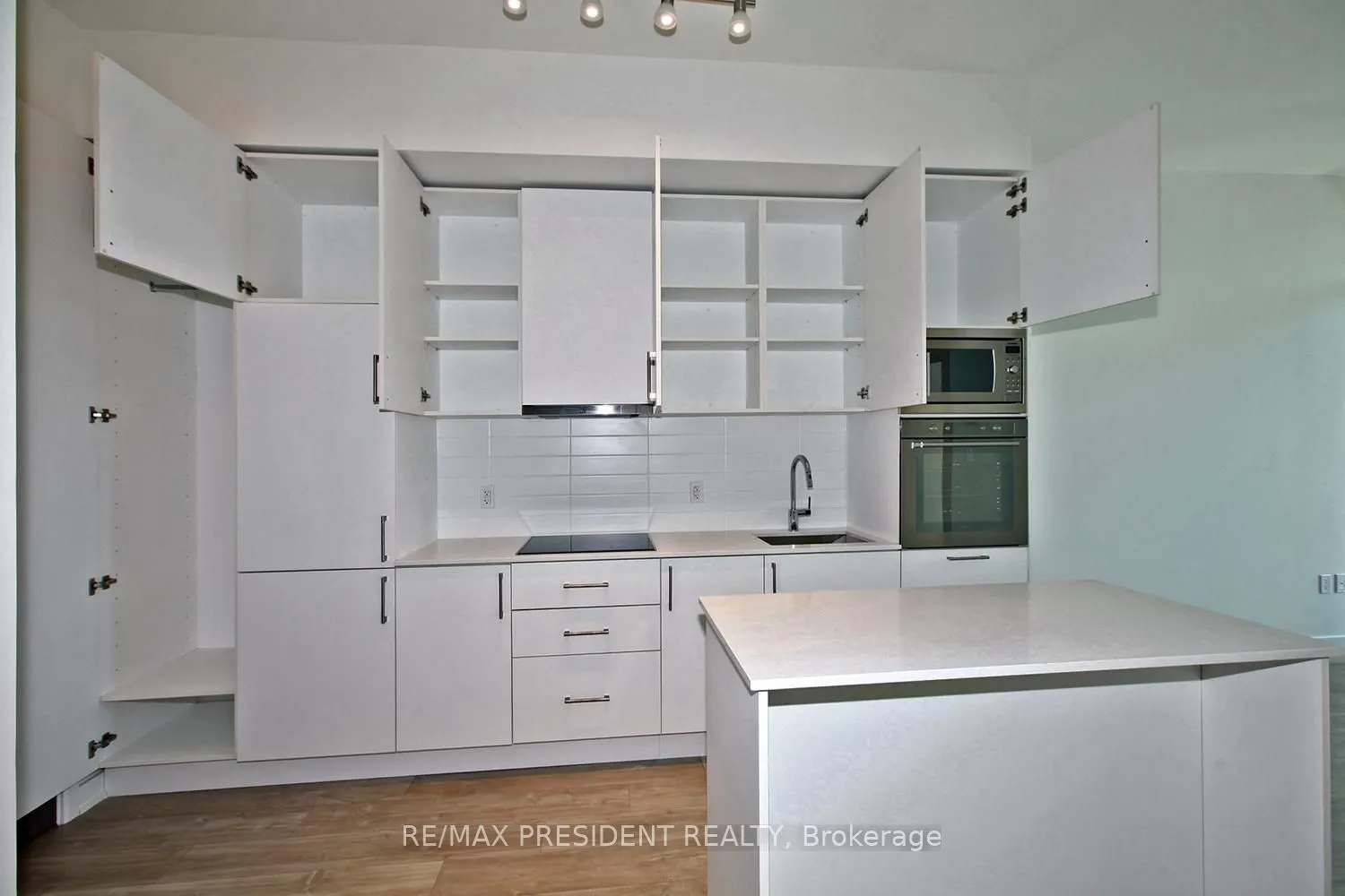27 Bathrust Street, #404W