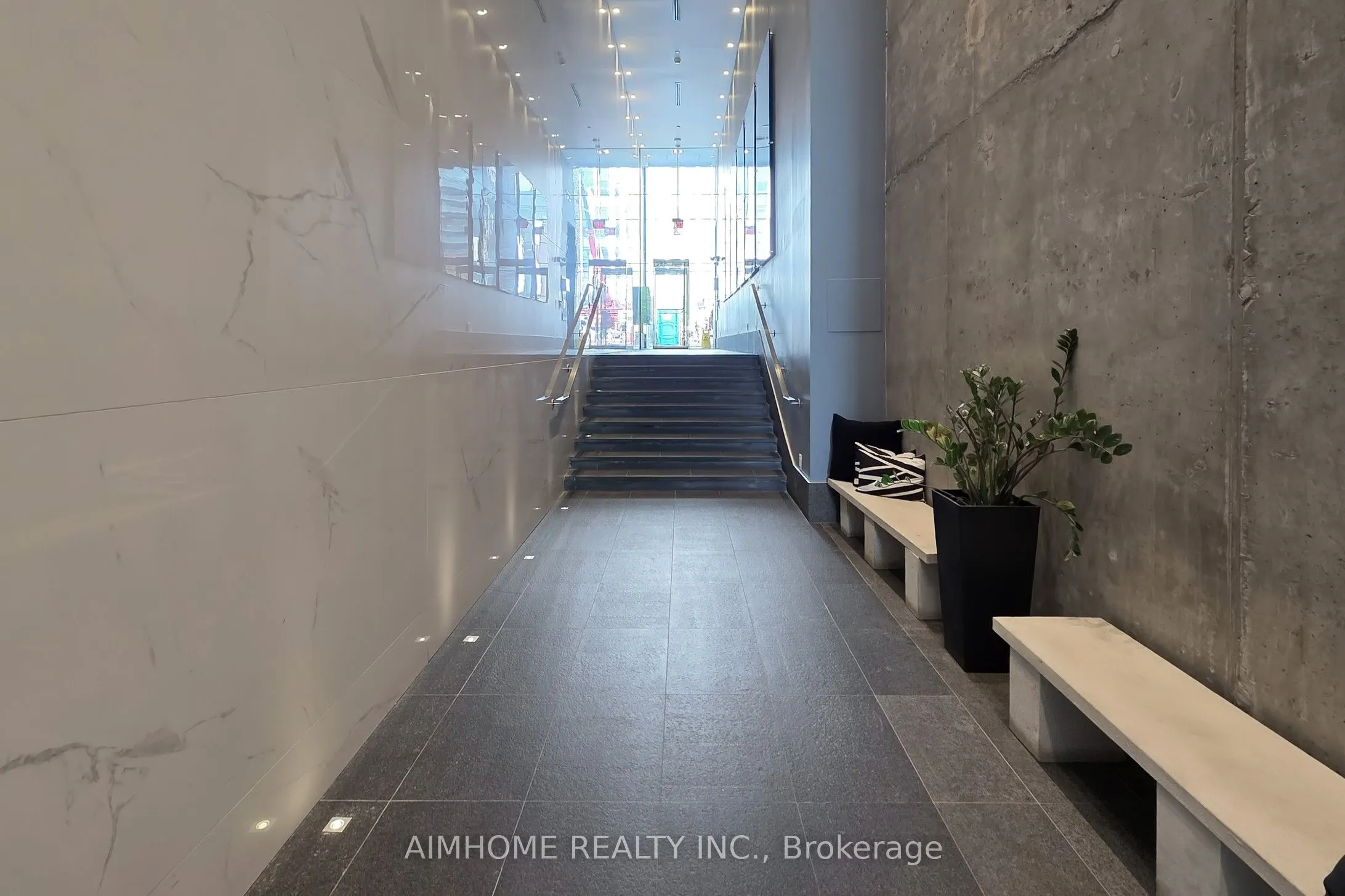 224 King Street W, #907