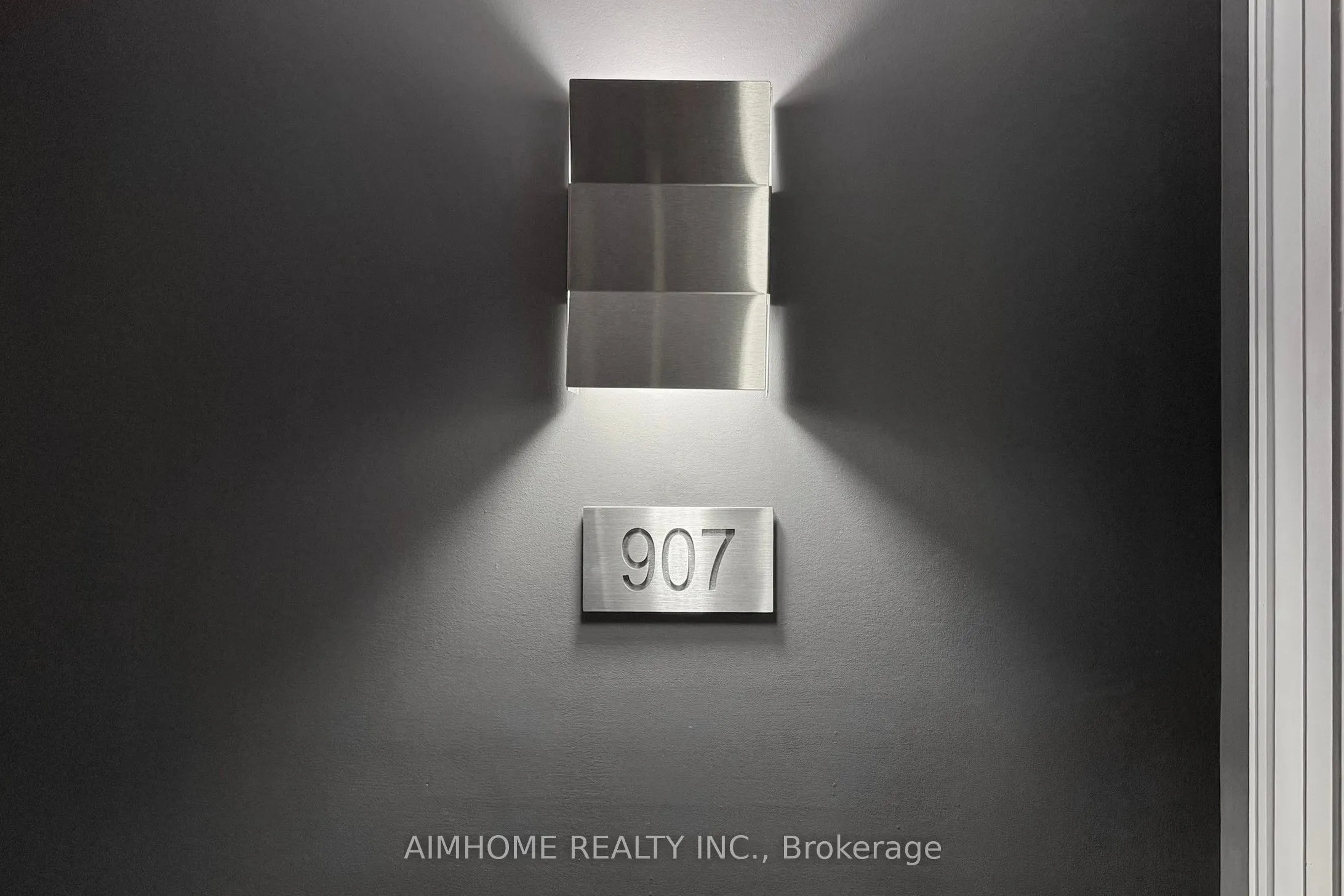 224 King Street W, #907