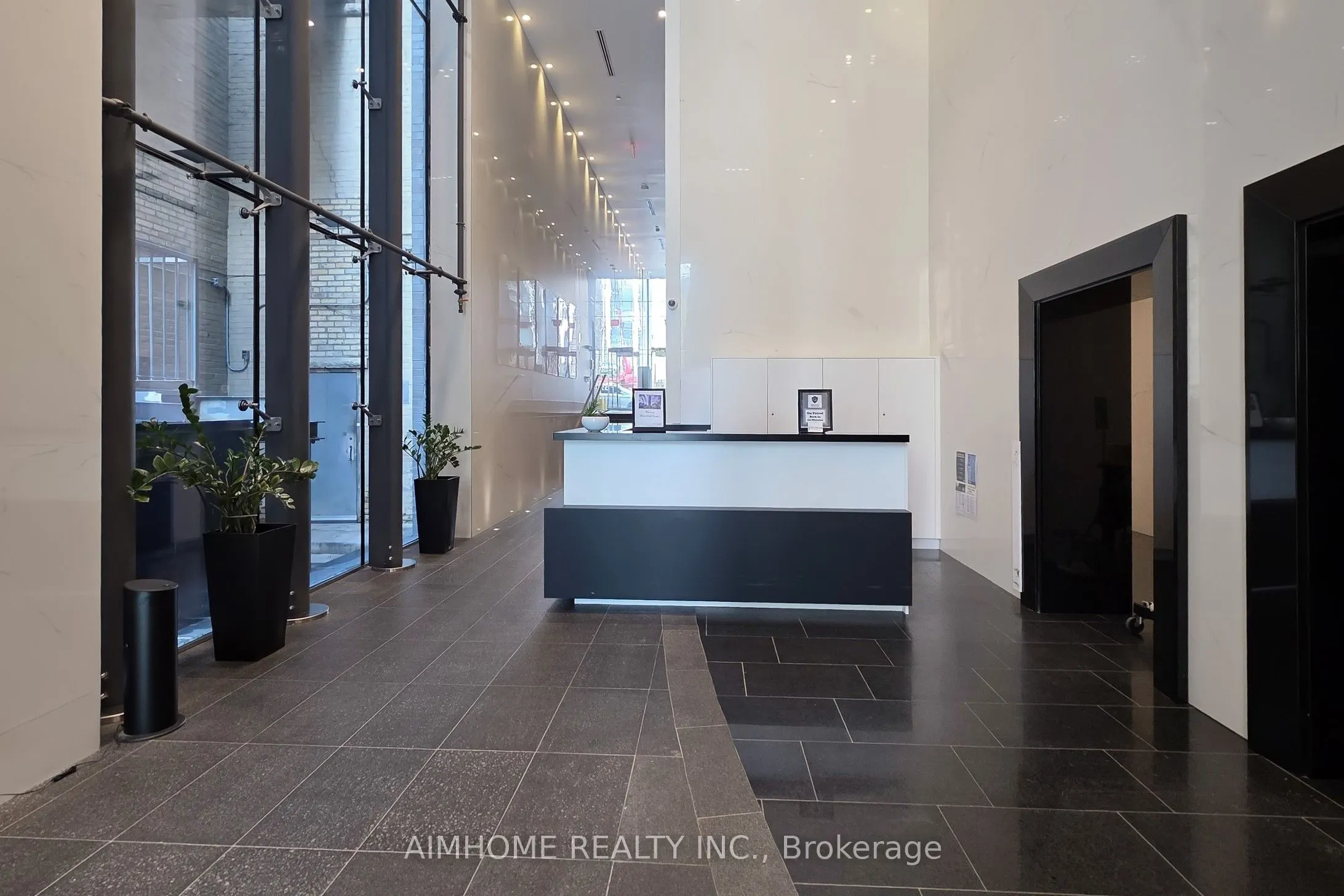 224 King Street W, #907