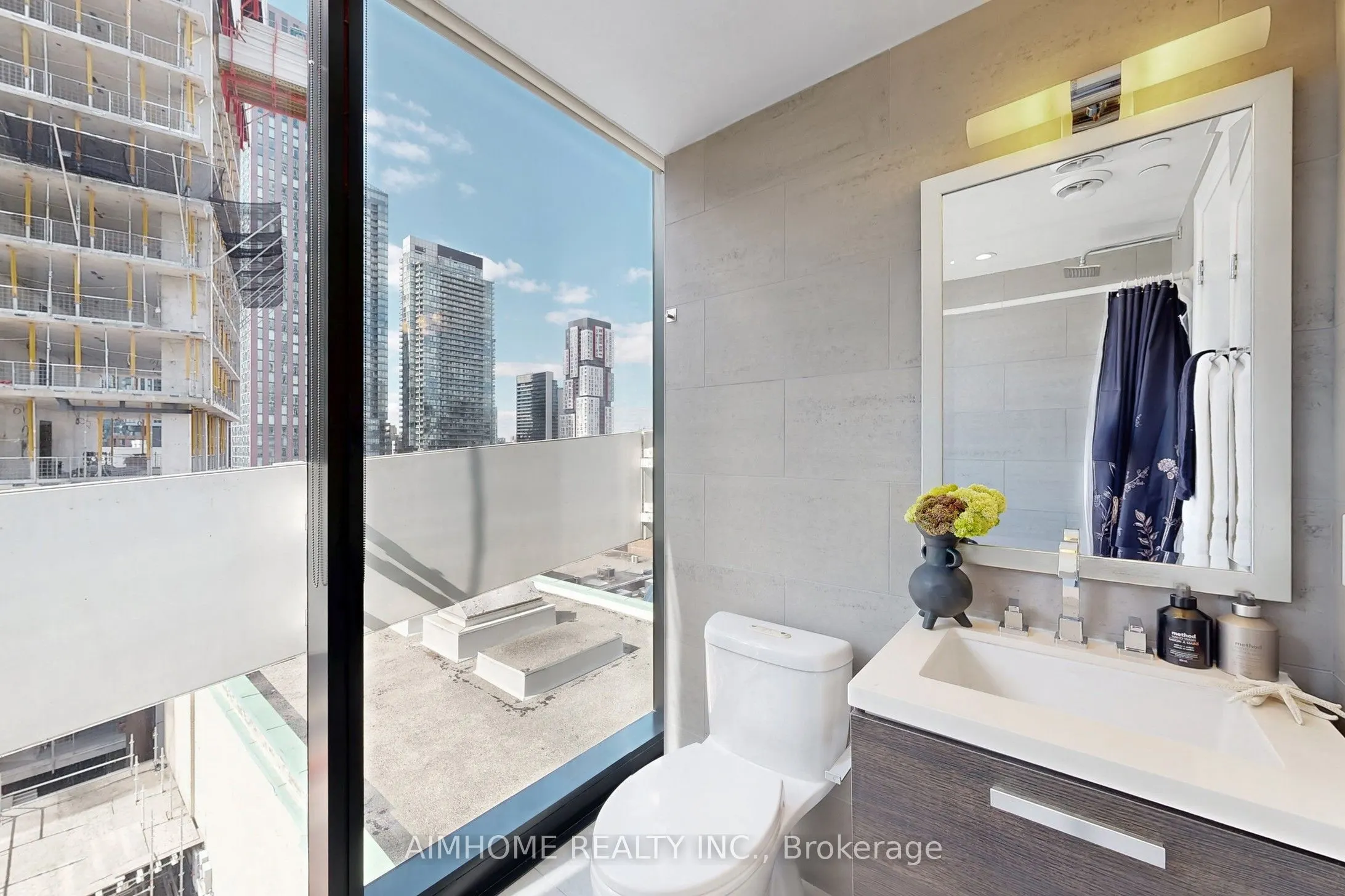 224 King Street W, #907