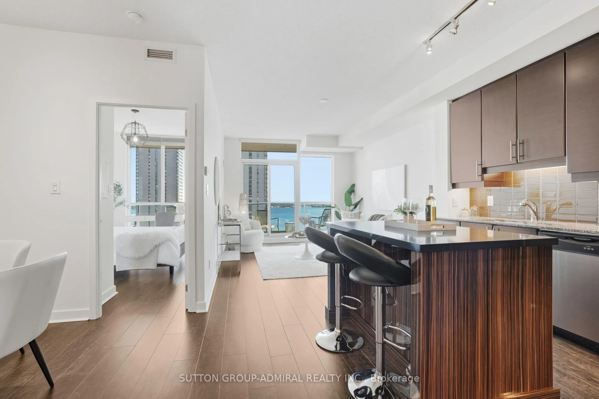 33 Bay Street, #1810
