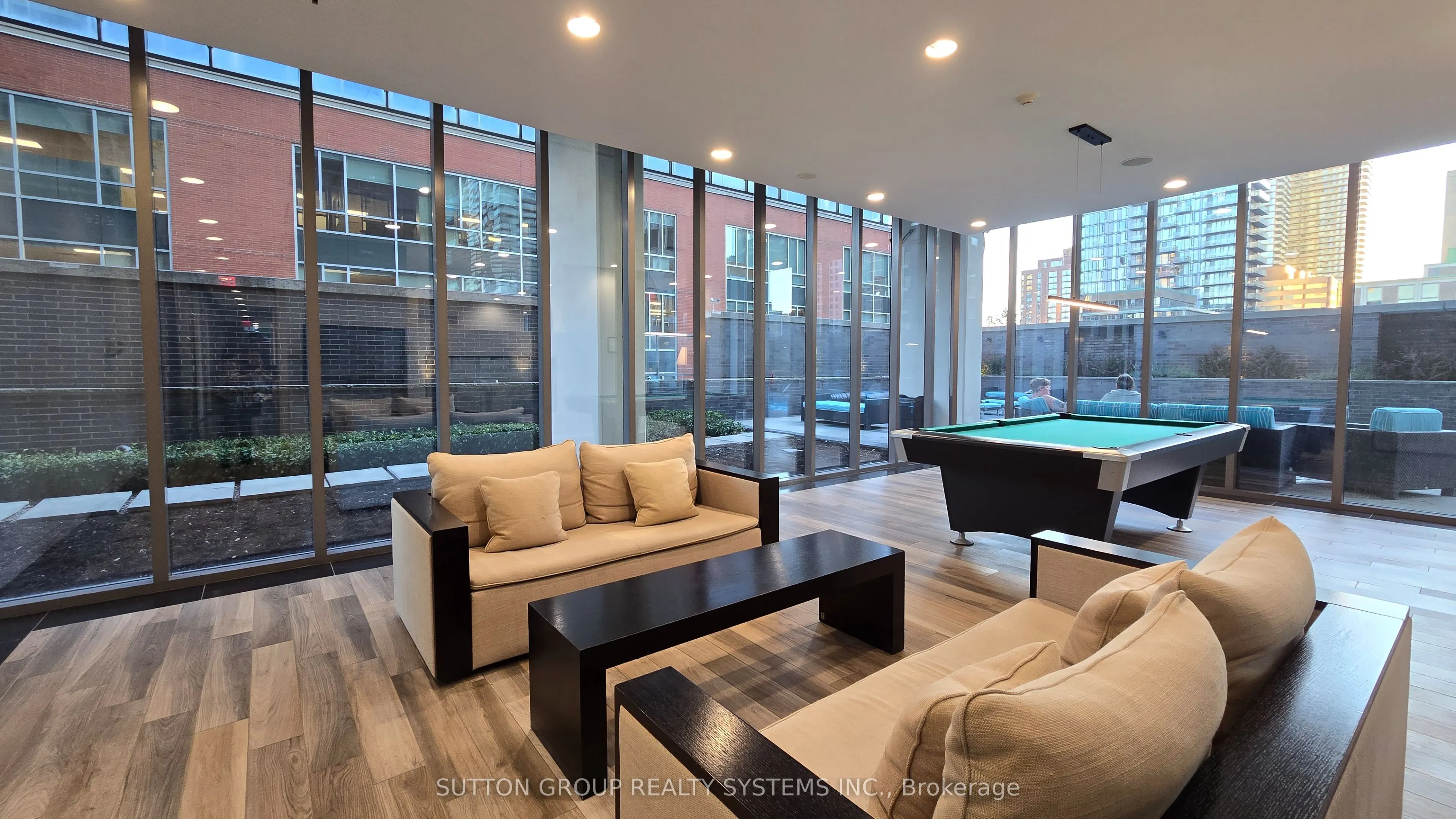 33 Charles Street E