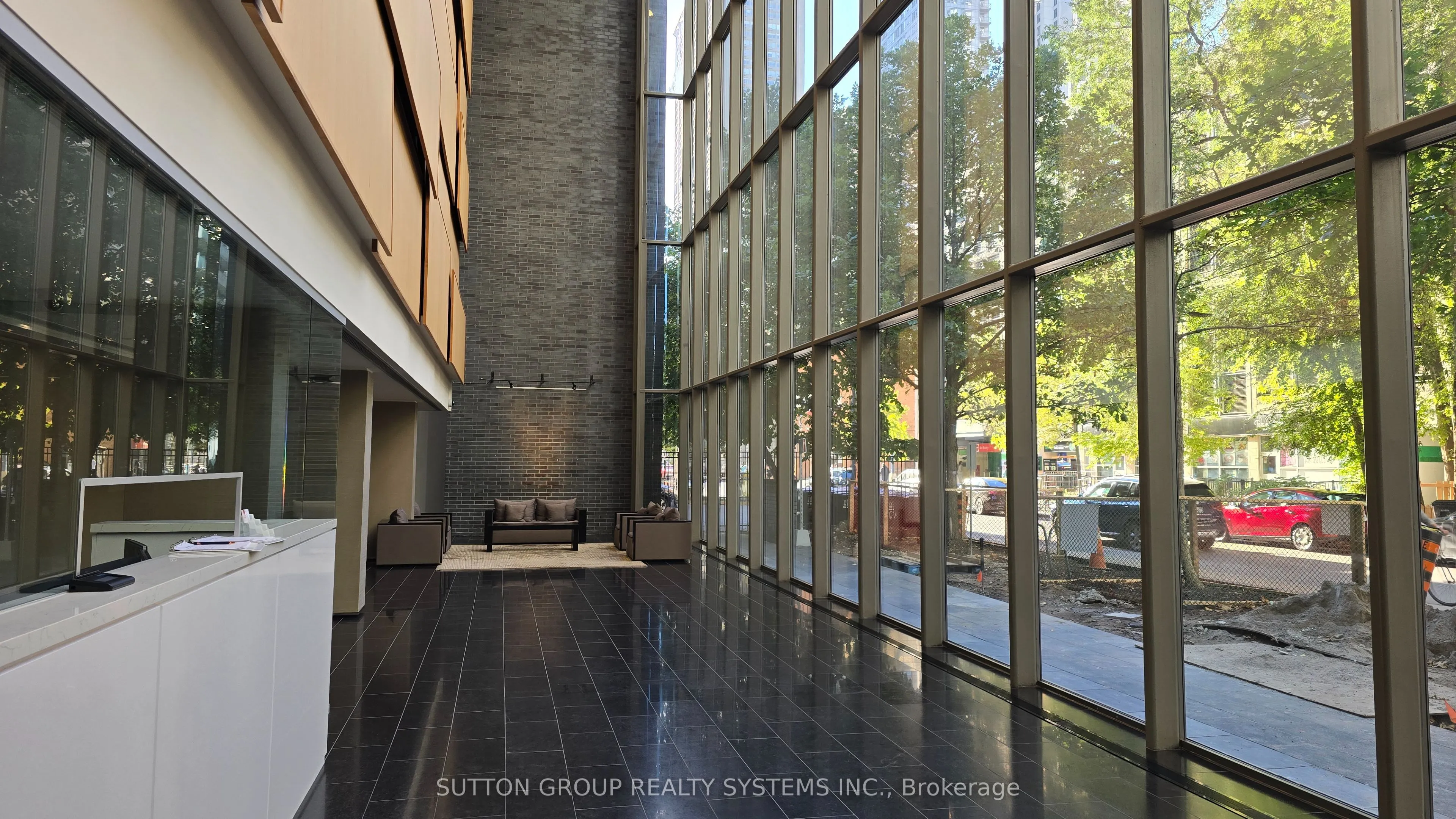 33 Charles Street E