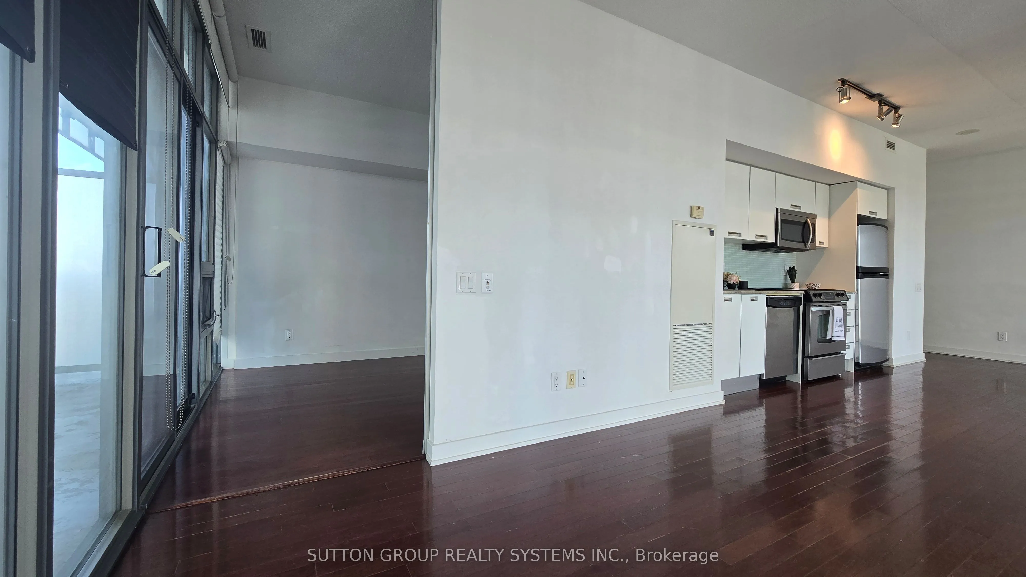 33 Charles Street E