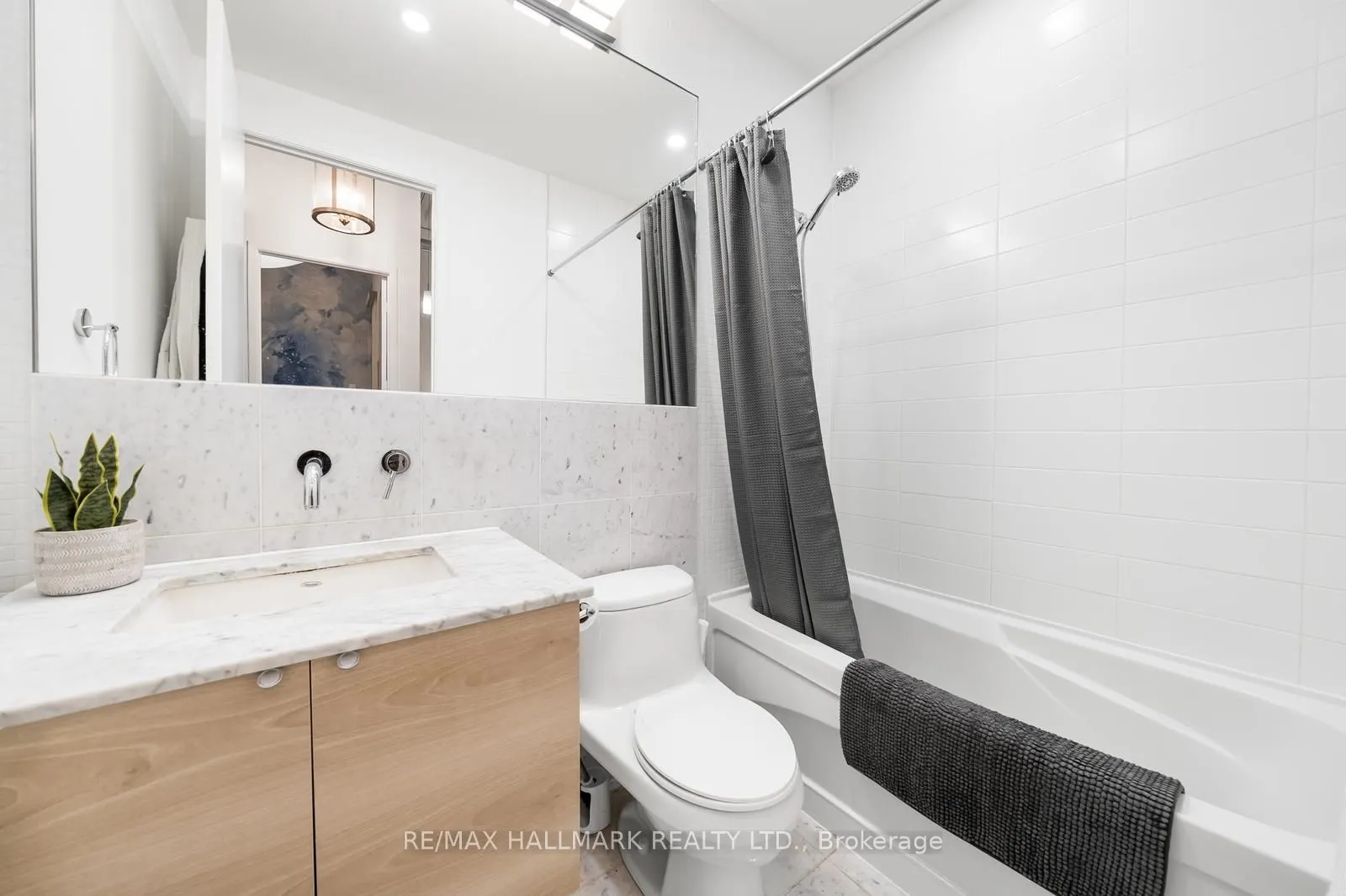 380 Macpherson Avenue, #211