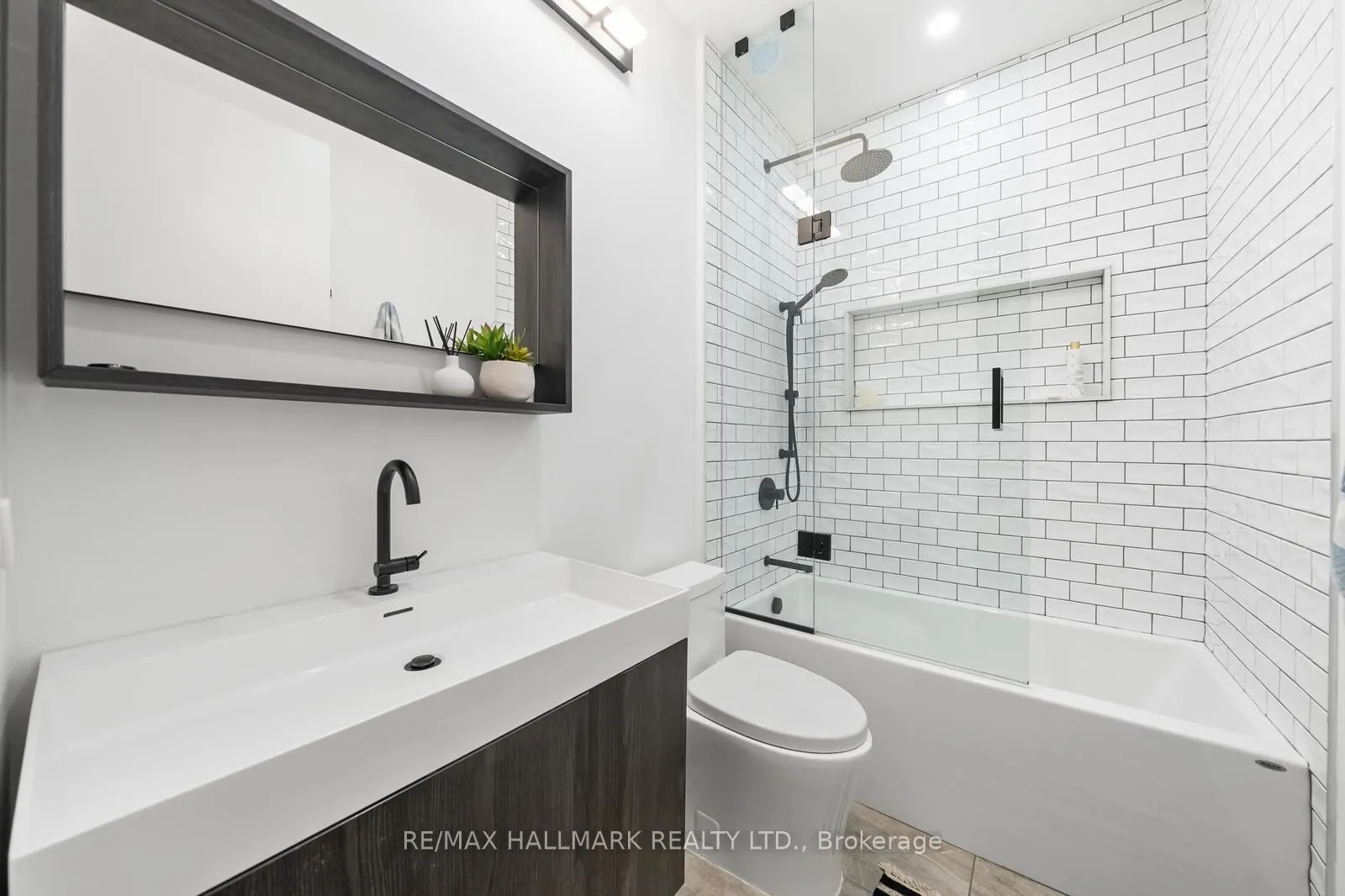 380 Macpherson Avenue, #211