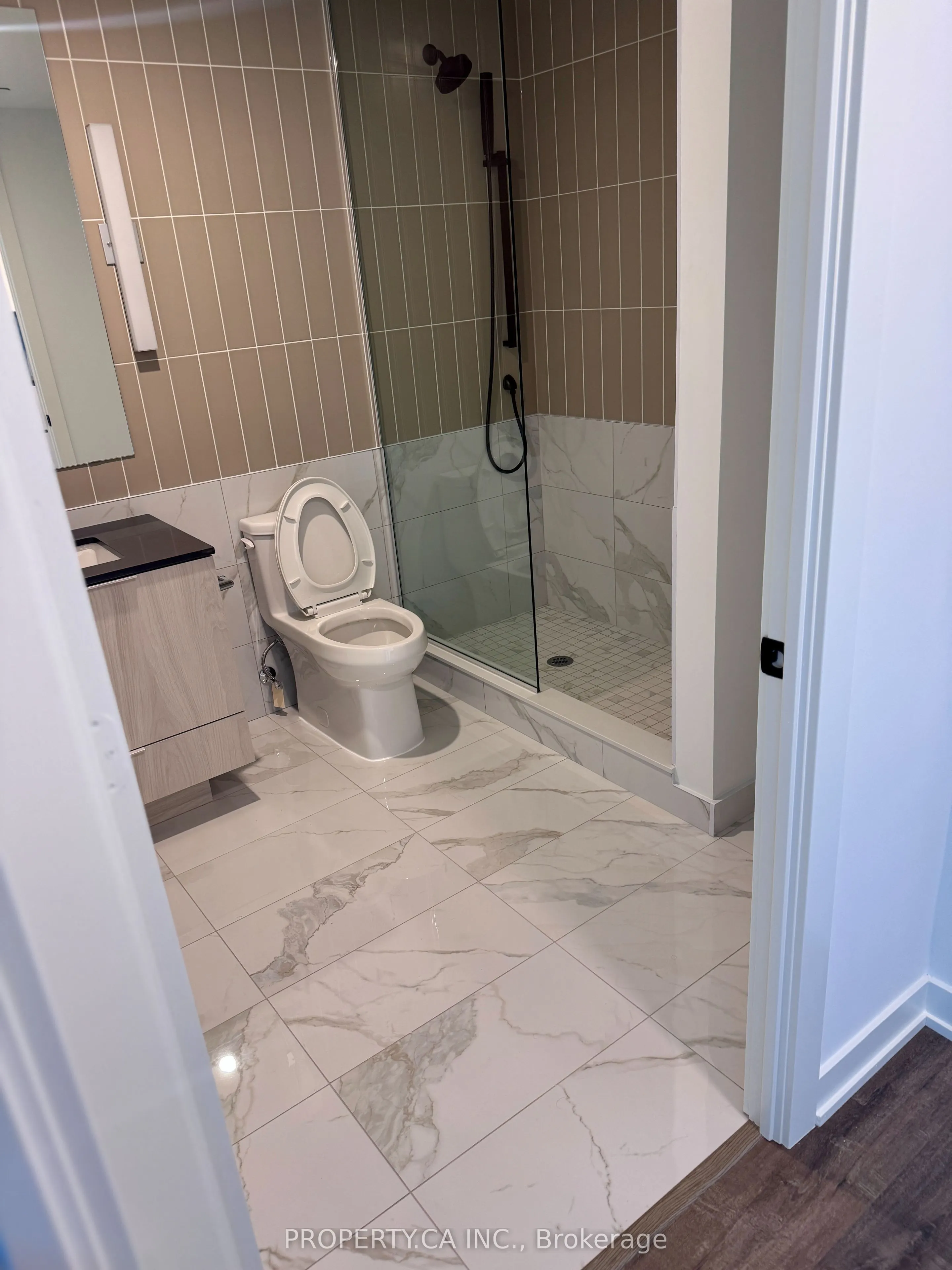 327 King Street W, #2704