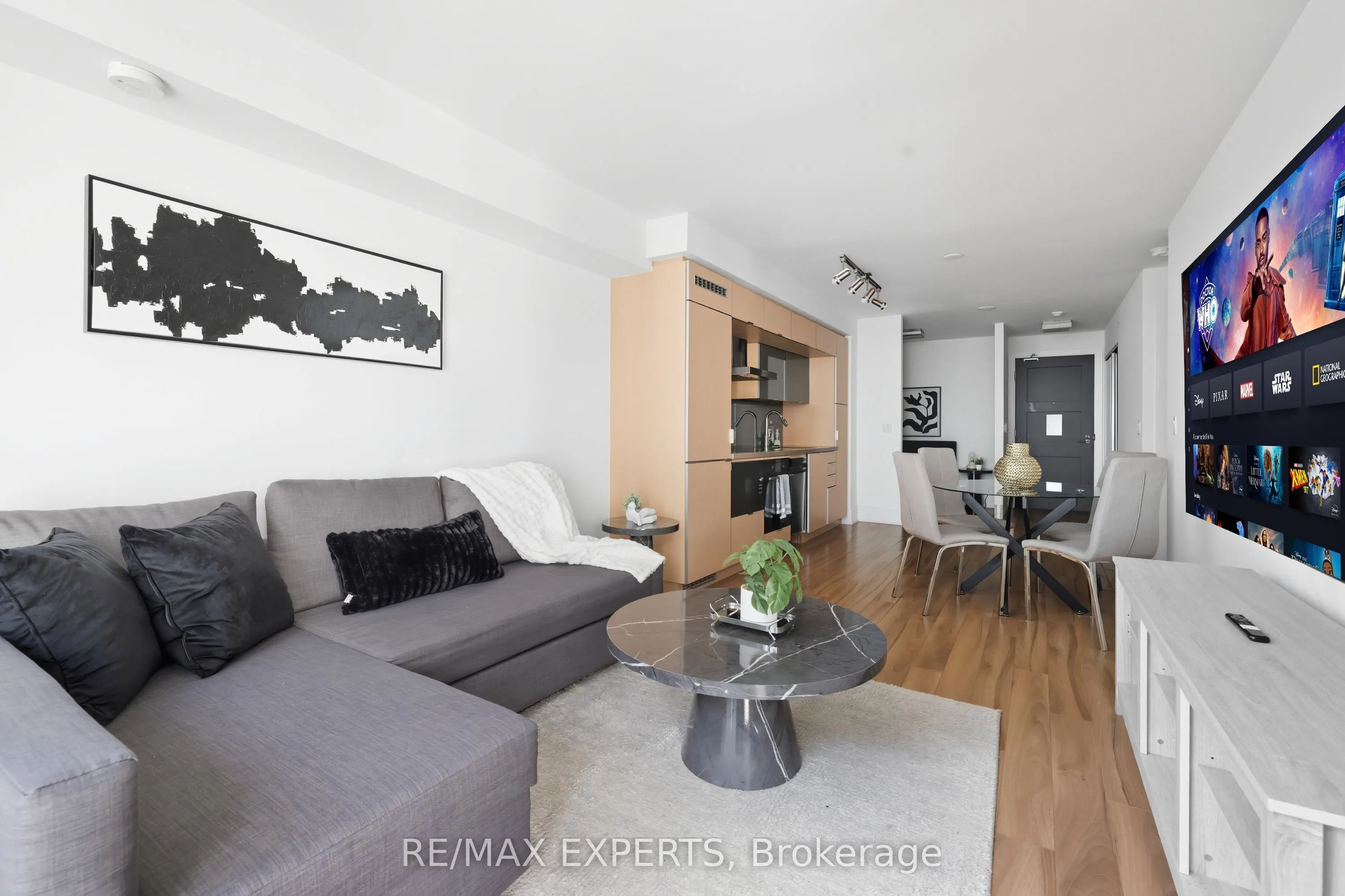 300 Front Street W, #807