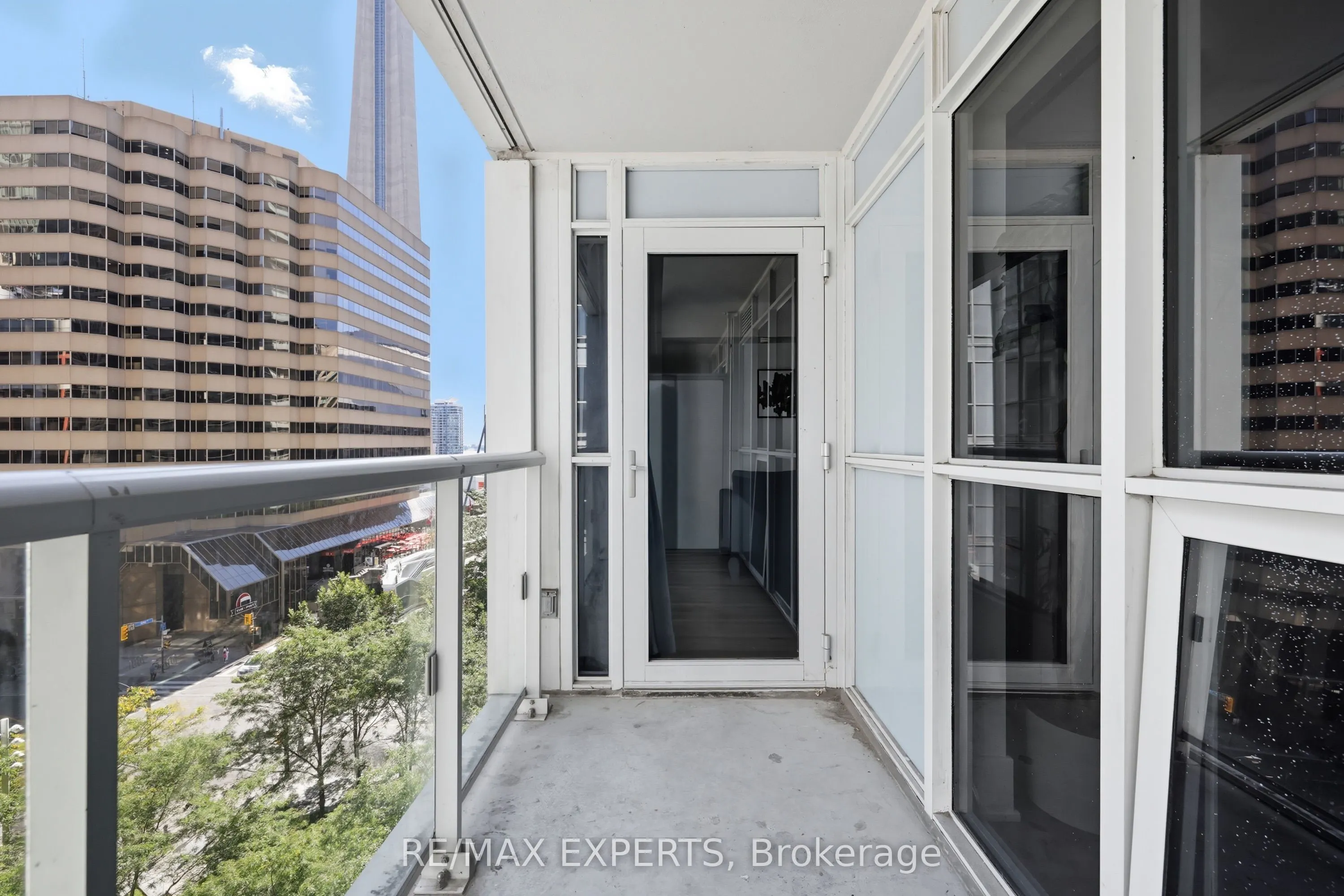 300 Front Street W, #807