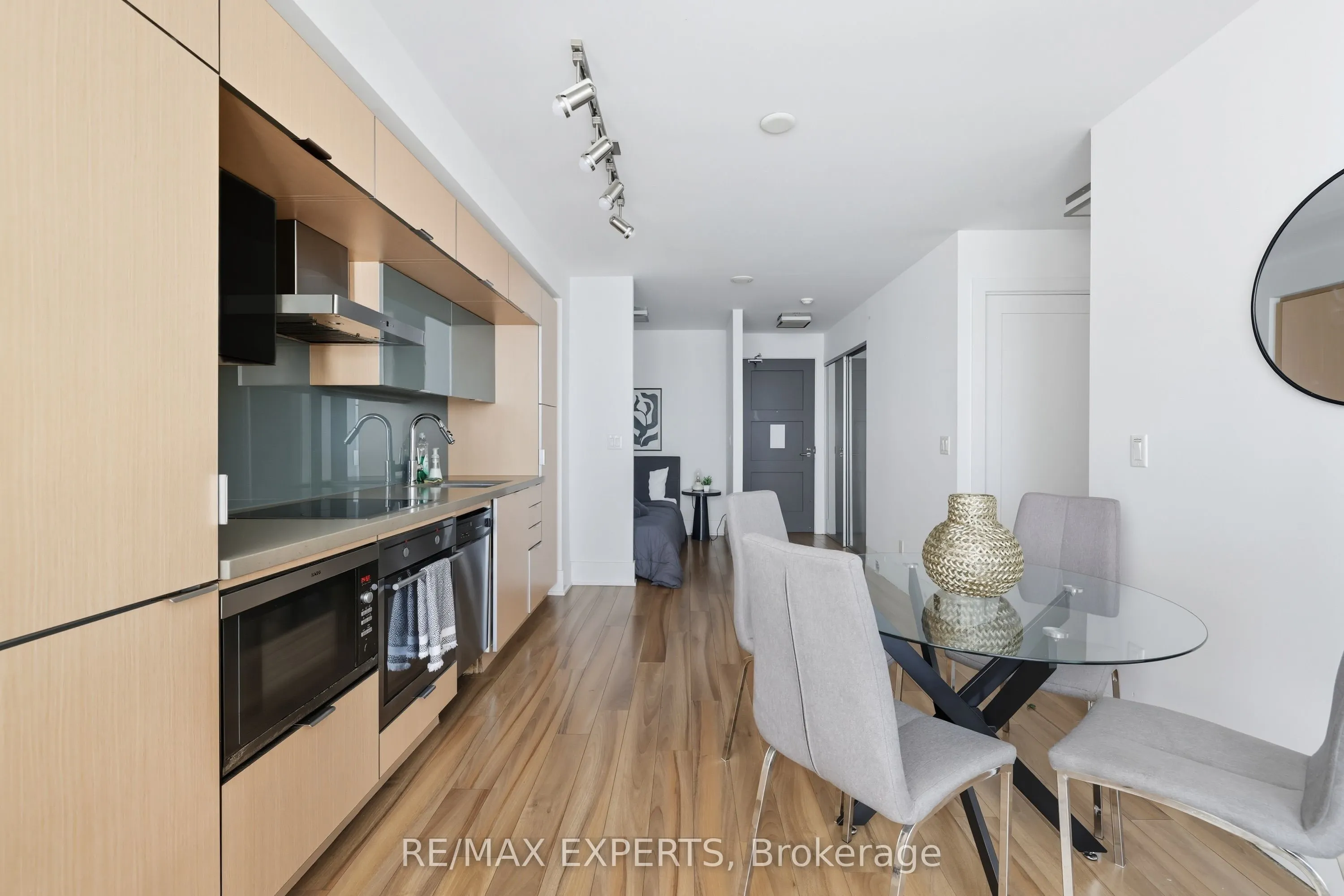 300 Front Street W, #807