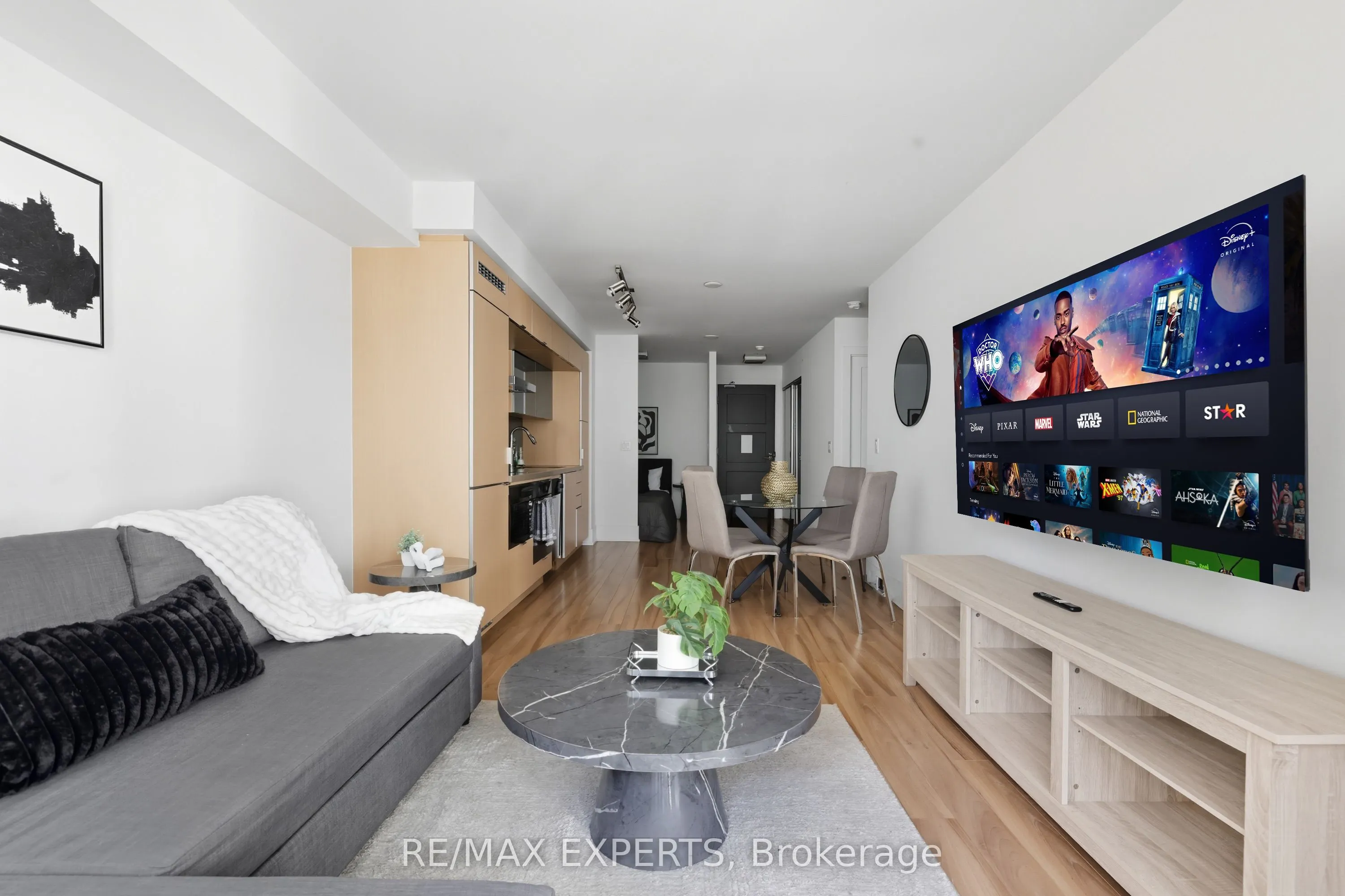 300 Front Street W, #807