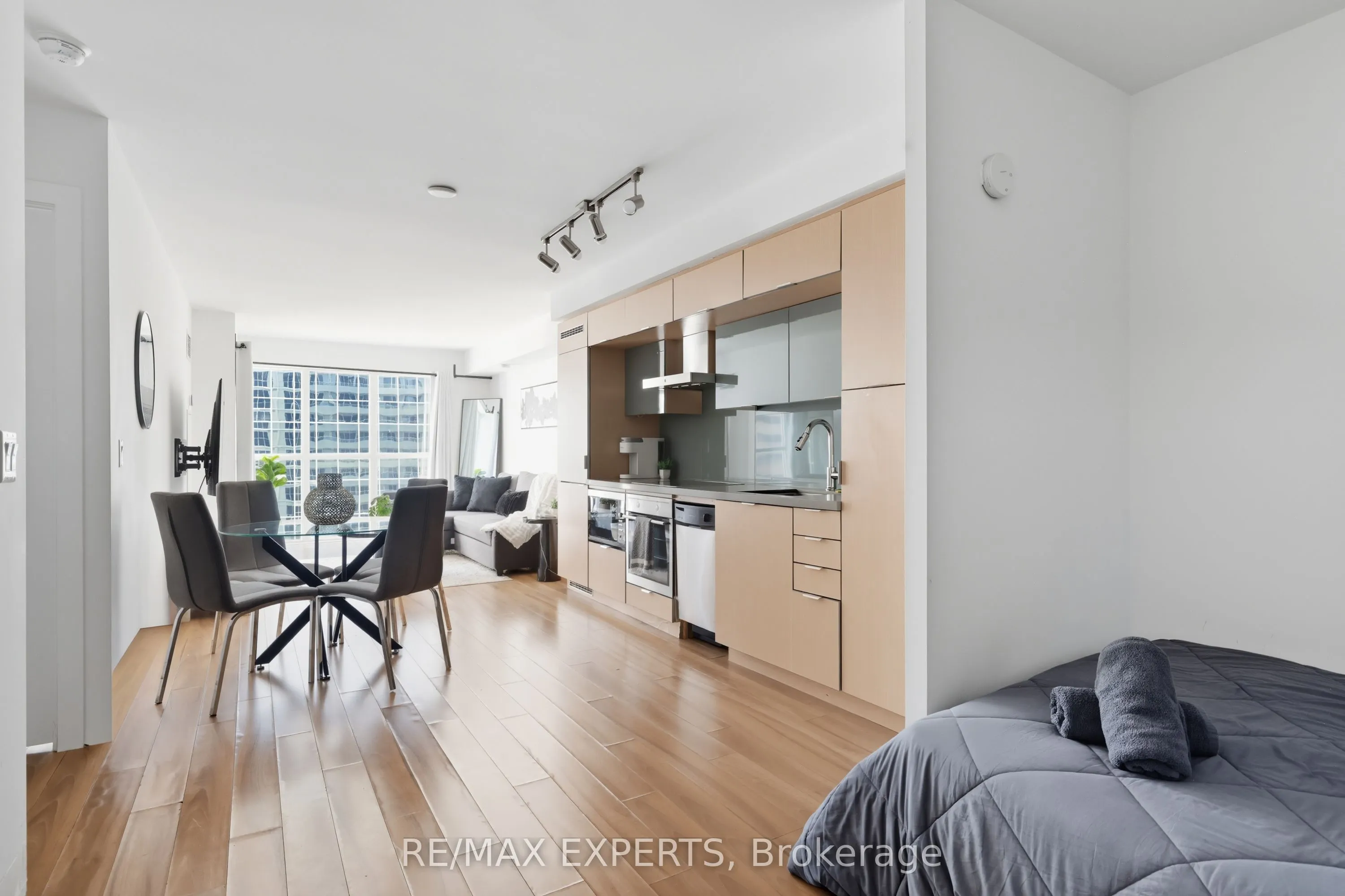 300 Front Street W, #807