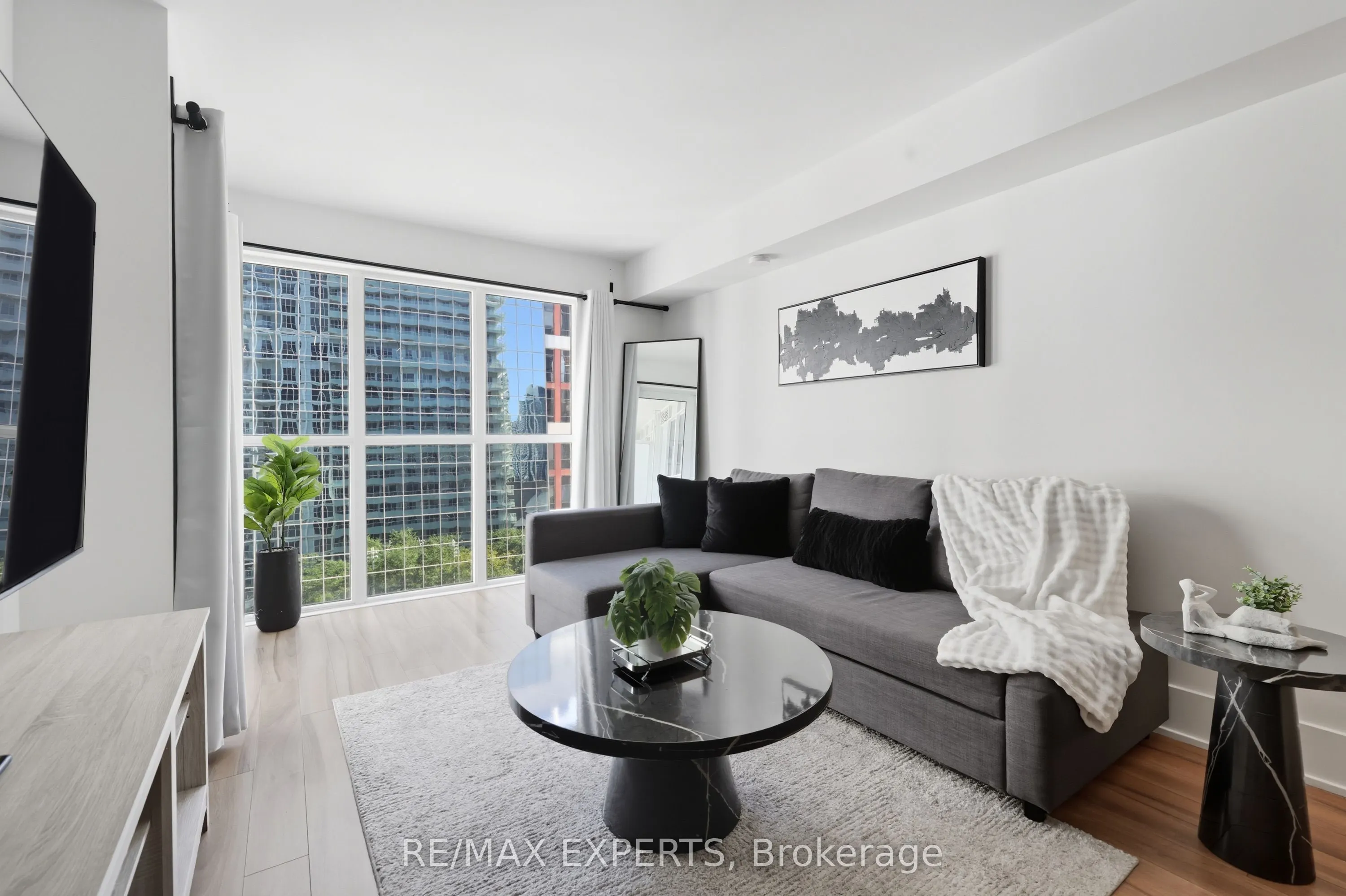 300 Front Street W, #807