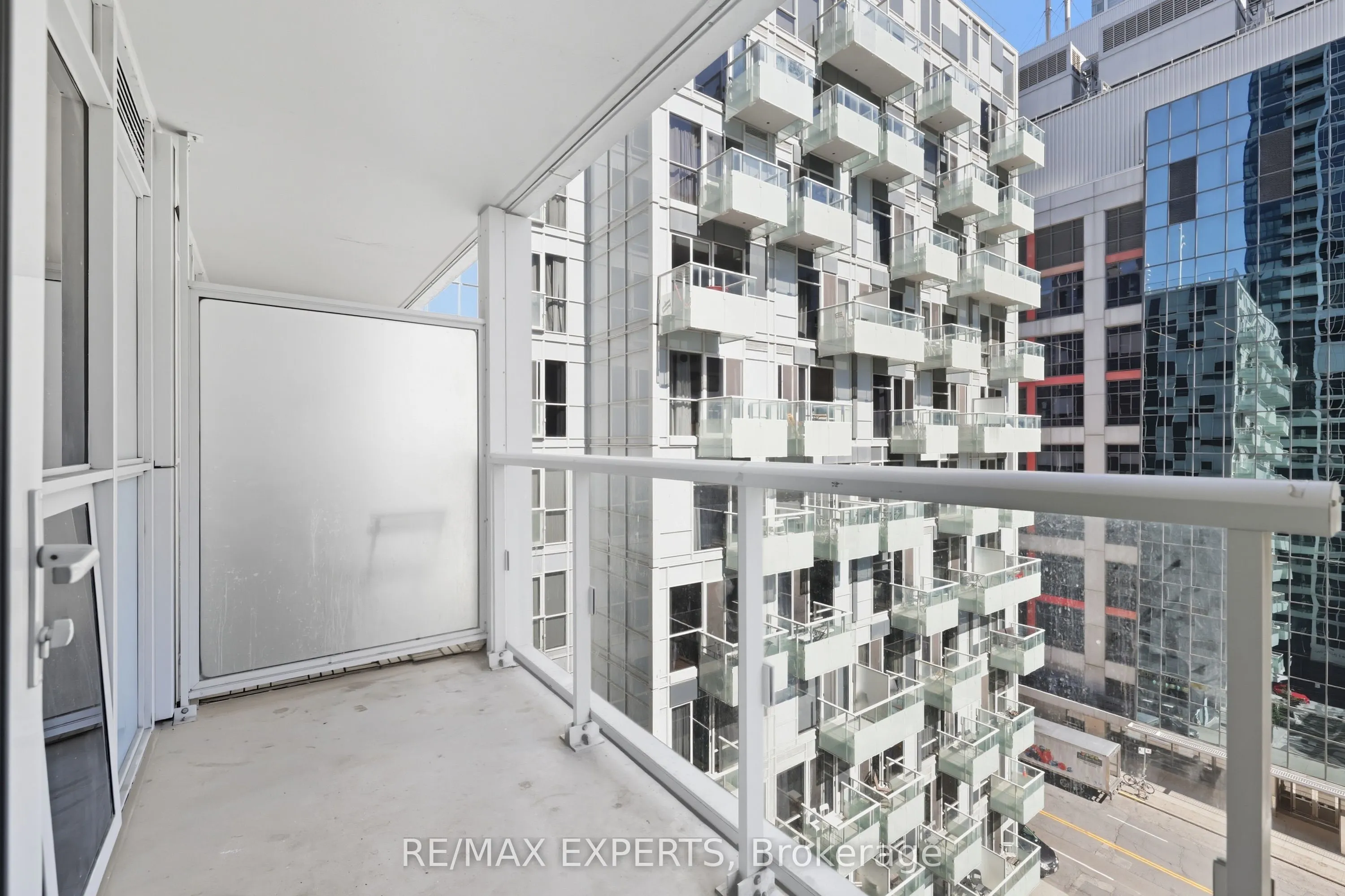 300 Front Street W, #807