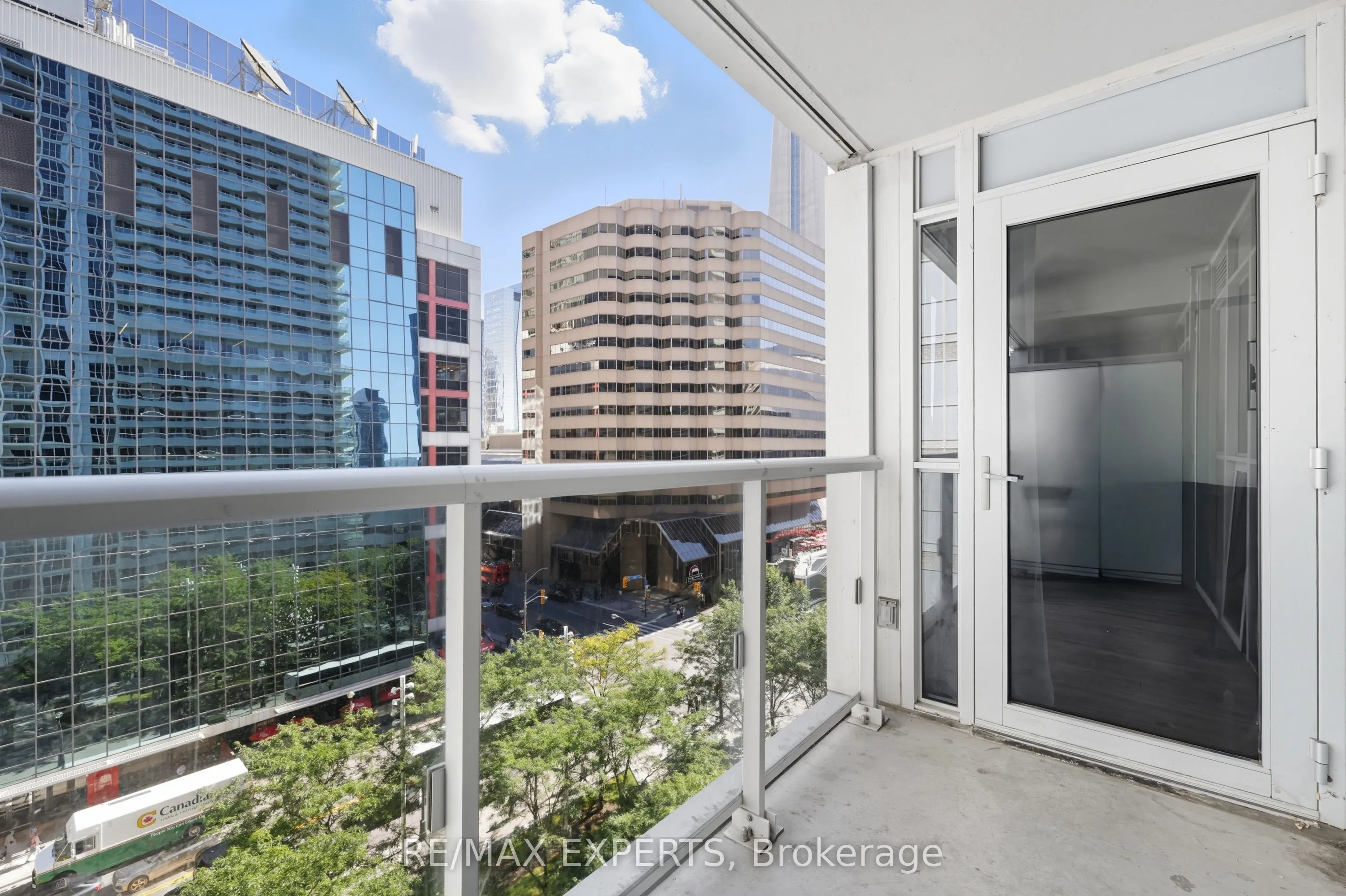 300 Front Street W, #807