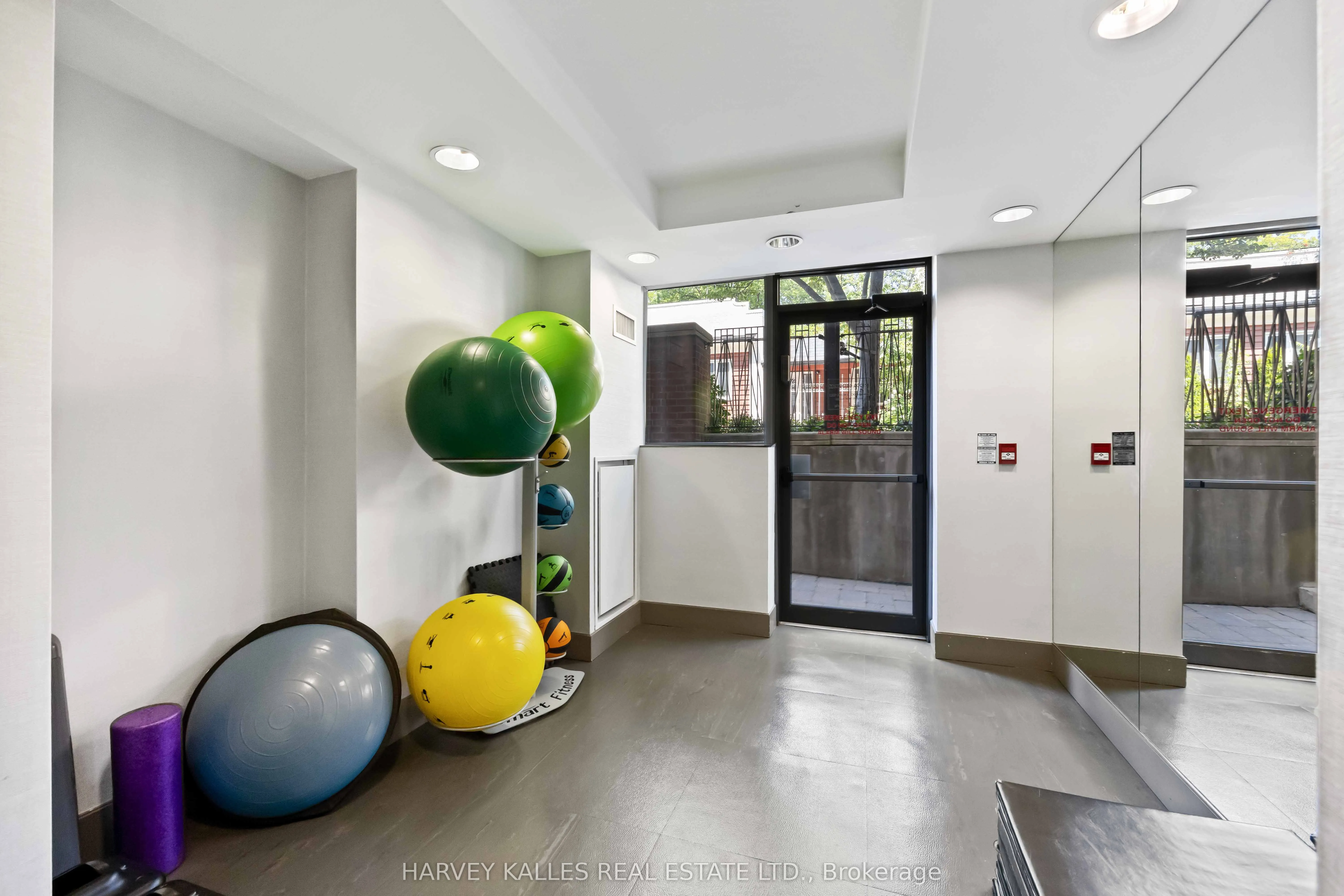 18 Beverley Street, #416