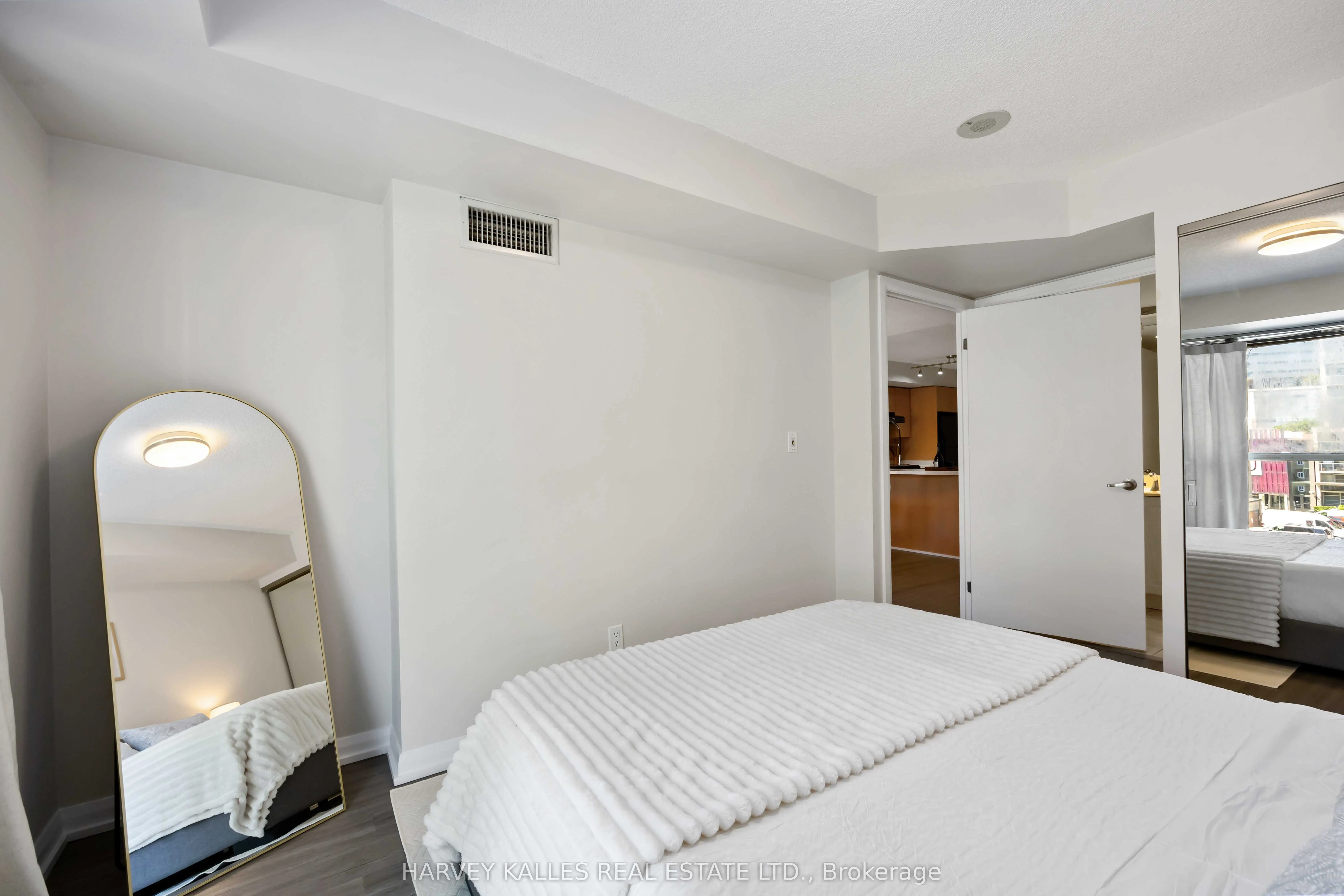 18 Beverley Street, #416