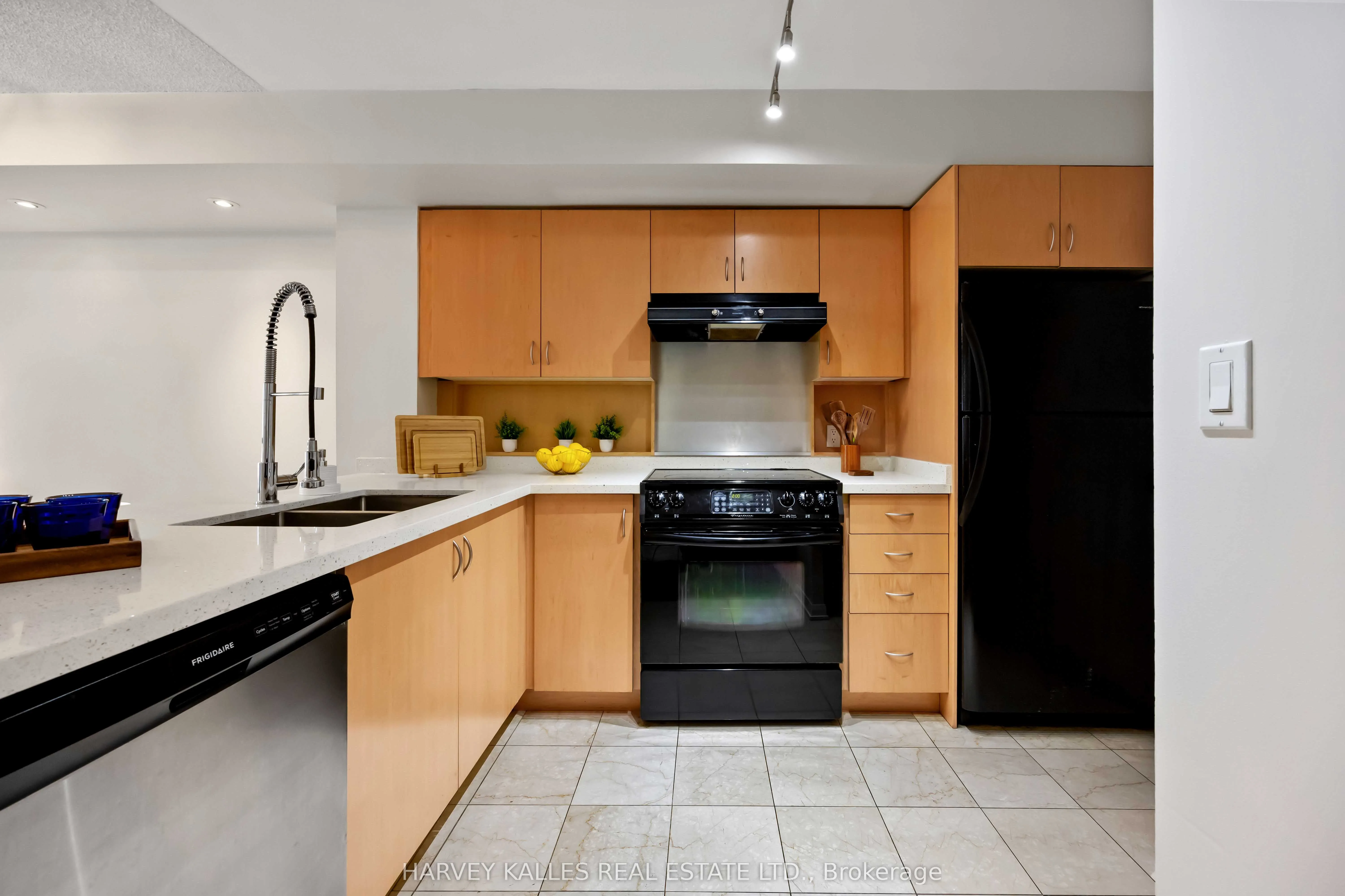 18 Beverley Street, #416