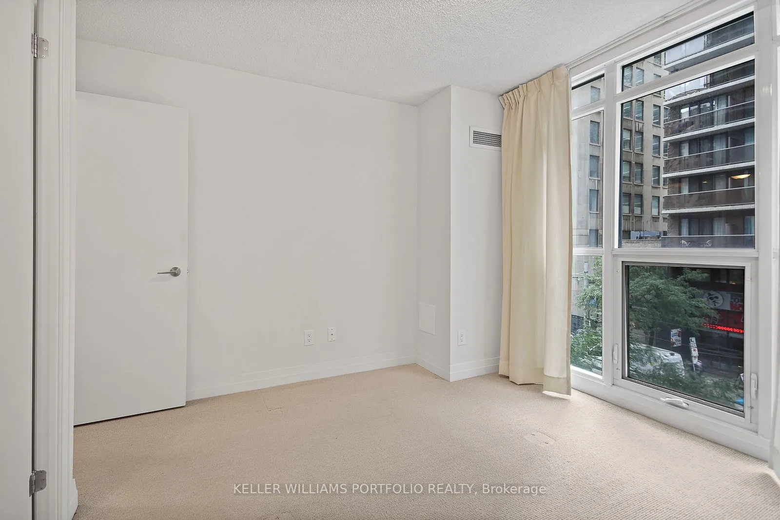 25 Carlton Street, #327