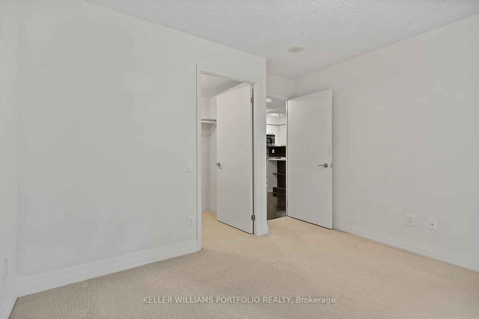25 Carlton Street, #327